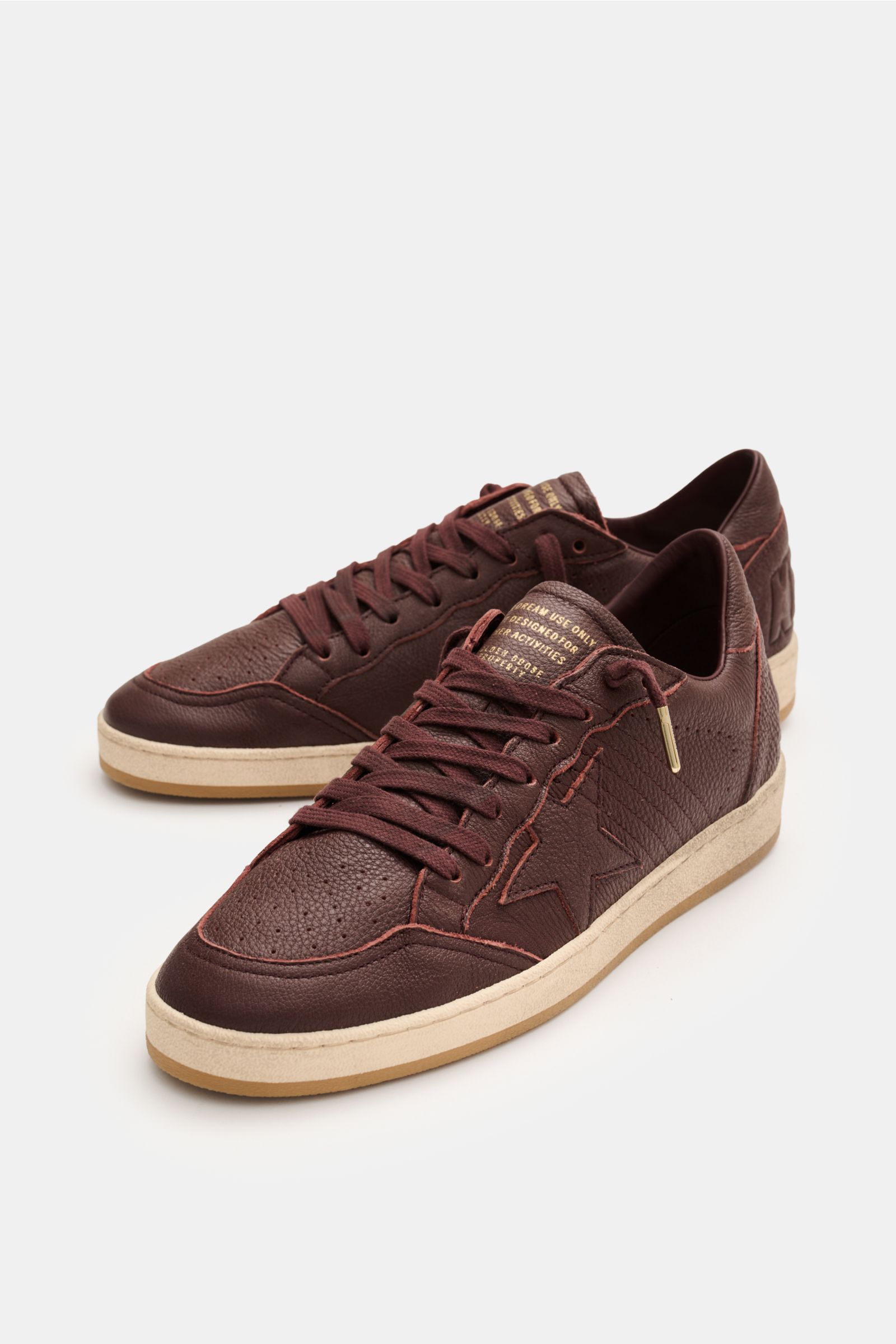 Golden Goose Sneaker 'Ball Star' bordeaux/sand shown from a front-side angle, featuring vintage-finish, fine nappa leather, overlays, perforated toe, iconic star, embossed heel logo, padded collar, leather lining, eight-eyelet lacing, and flexible rubber 