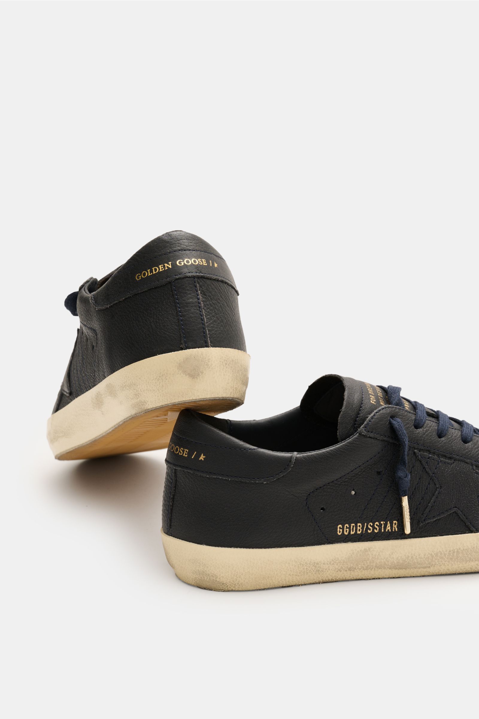Golden Goose Sneaker 'Super-Star Classic' navy aus feinem Nappaleder, Vintage-Finish, Stern, Used-Optik, seitlich, Rückansicht schräg oben.