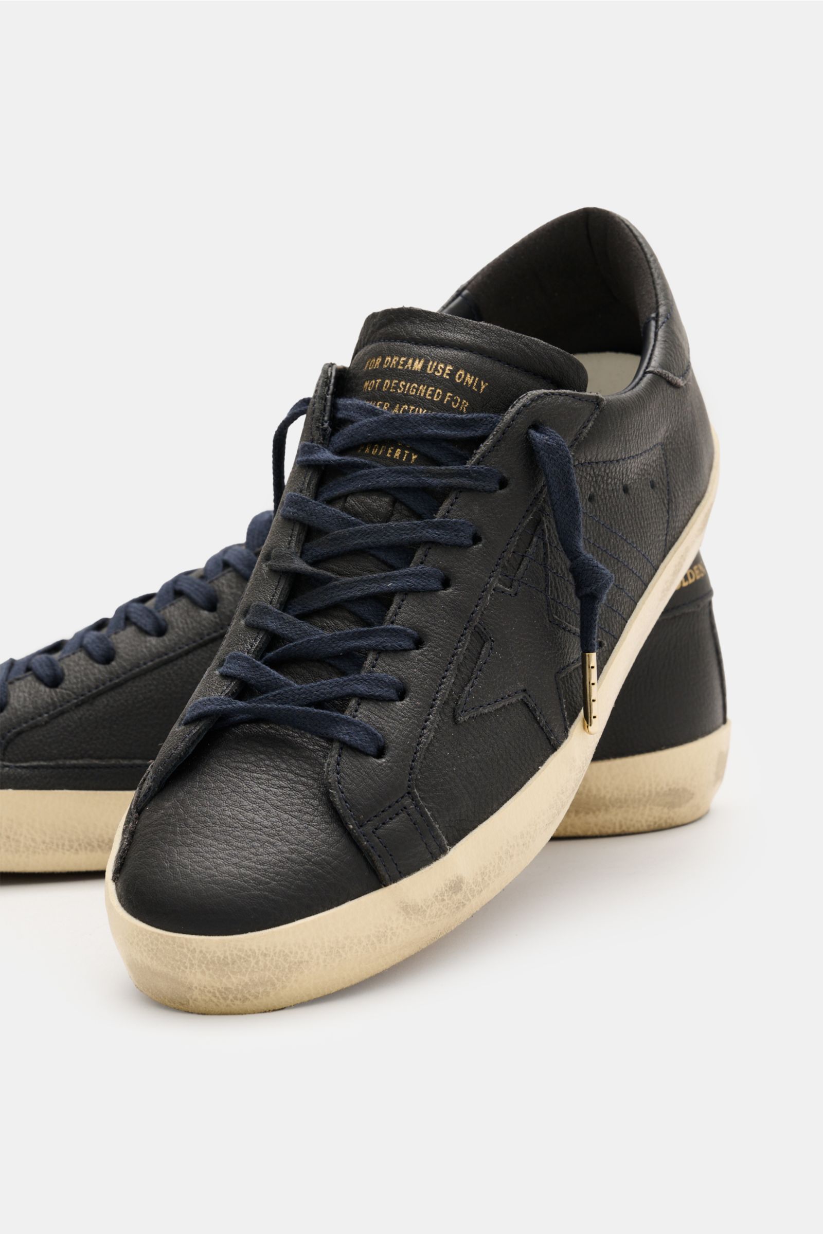 Golden Goose Sneaker 'Super-Star Classic' navy aus feinem Nappaleder mit Vintage-Finish, Stern, Used-Optik, seitlichem Print, Lederfutter, Gummisohle, Frontalansicht.