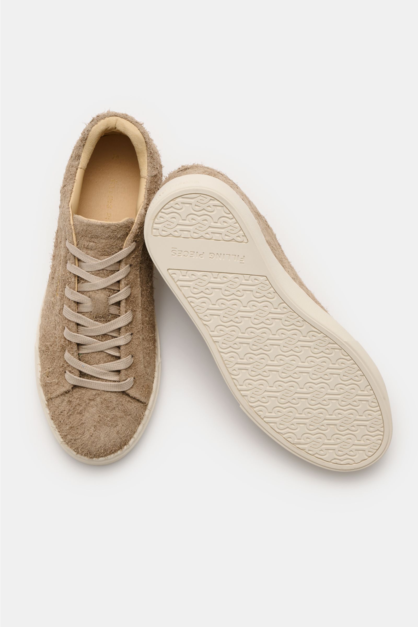 Filling Pieces Sneaker 'Tiebreak Fuzz' taupe, frontale und seitliche Ansicht, weiches Veloursleder, runde Kappe, 7-Loch-Schnürung, gepolsterter Rand, flexible Gummisohle.