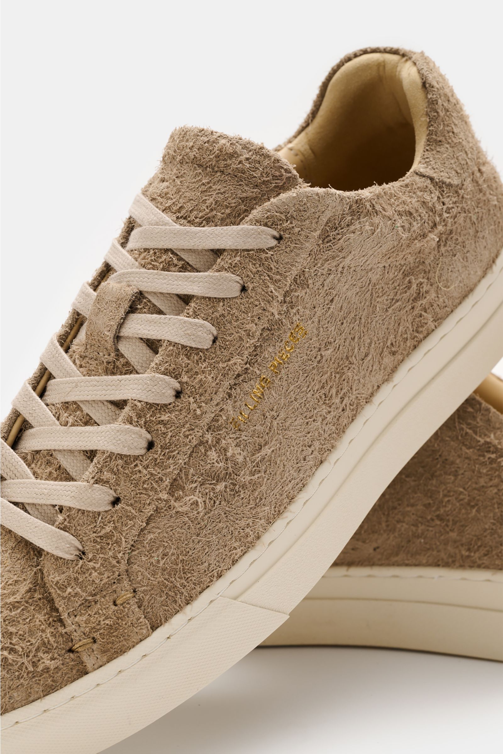 Filling Pieces Sneaker 'Tiebreak Fuzz' taupe, seitlich nah, Veloursleder, breite Kautschuksohle, sieben-Loch-Schnürung, gepolsterter Schaftrand.
