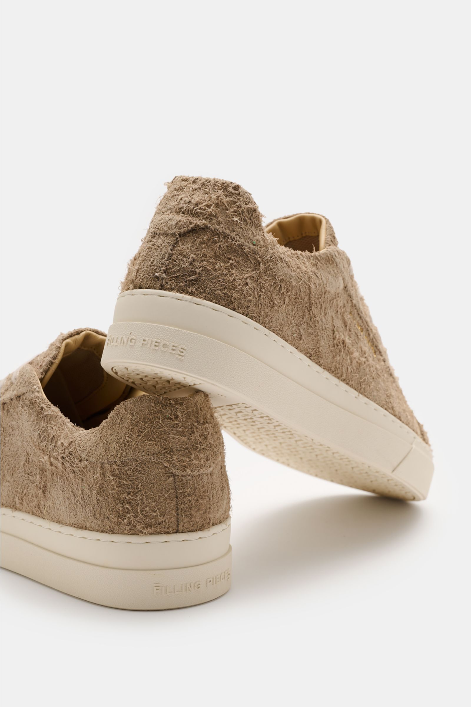 Filling Pieces Sneaker 'Tiebreak Fuzz' taupe aus aufgerautem Veloursleder, rückwärtige Perspektive, breite Gummisohle, gepolsterter Schaftrand.