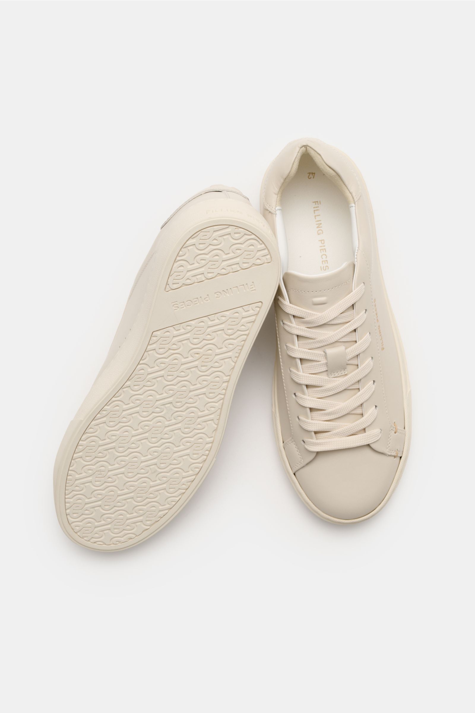 Filling Pieces Sneaker 'Tiebreak Core' hellgrau, sportiver Low-Top aus Glattleder, runde Vorderkappe, Sieben-Loch-Schnürung, gepolsterter Schaftrand. Von oben fotografiert, zeigt ein Schuh die Sohle, der andere die Schnürung und Innenausstattung.