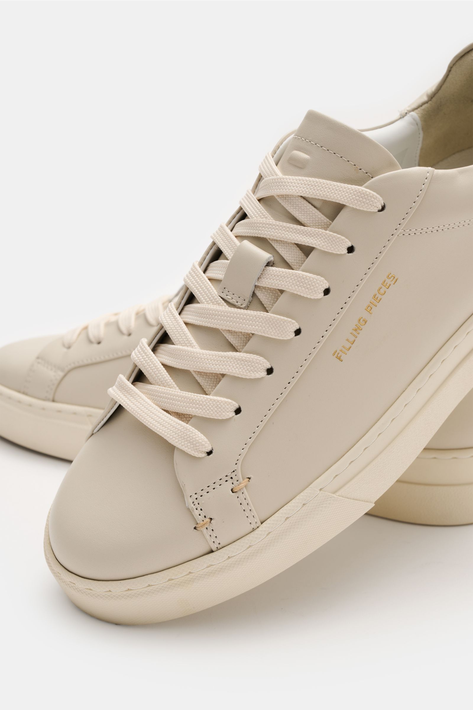 Filling Pieces Sneaker 'Tiebreak Core' hellgrau aus hochwertigem Glattleder, runde Vorderkappe, Sieben-Loch-Schnürung, gepolsterter Schaftrand, flexible Gummisohle, seitliche Nahaufnahme.