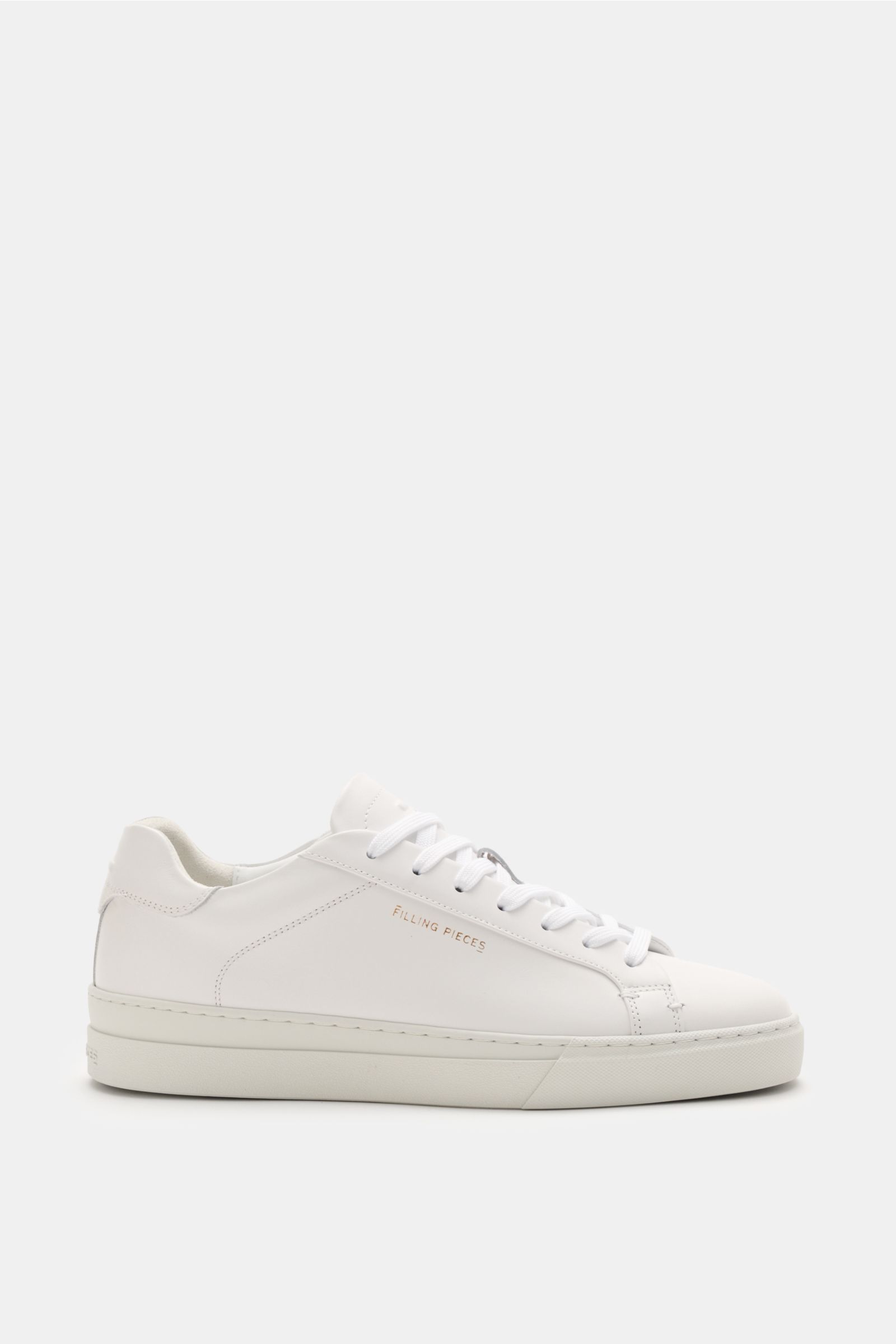 Side view of the Filling Pieces Sneaker 'Tiebreak Core' weiß, a sporty low-top sneaker in white smooth leather with round toe, seven-eyelet lacing, embossed label on the tongue, padded collar with logo embossing, leather lining, and flexible rubber sole. 