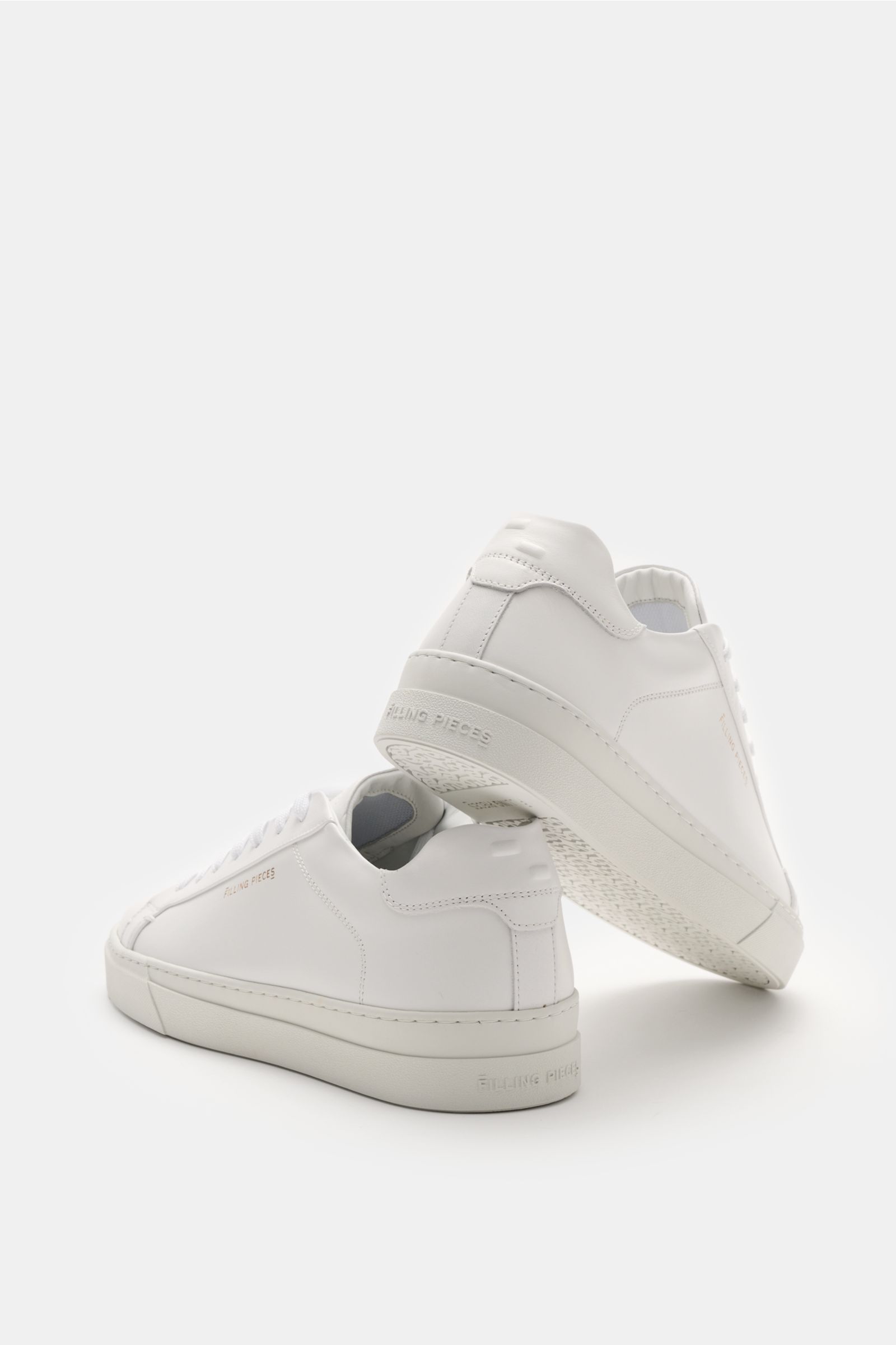 Rear and side view of Filling Pieces Sneaker 'Tiebreak Core' weiß, a low-top sneaker in smooth white leather with round toe, seven-hole lacing, embossed label on tongue, padded collar with logo, leather lining, and flexible rubber sole. Sportiver Allro