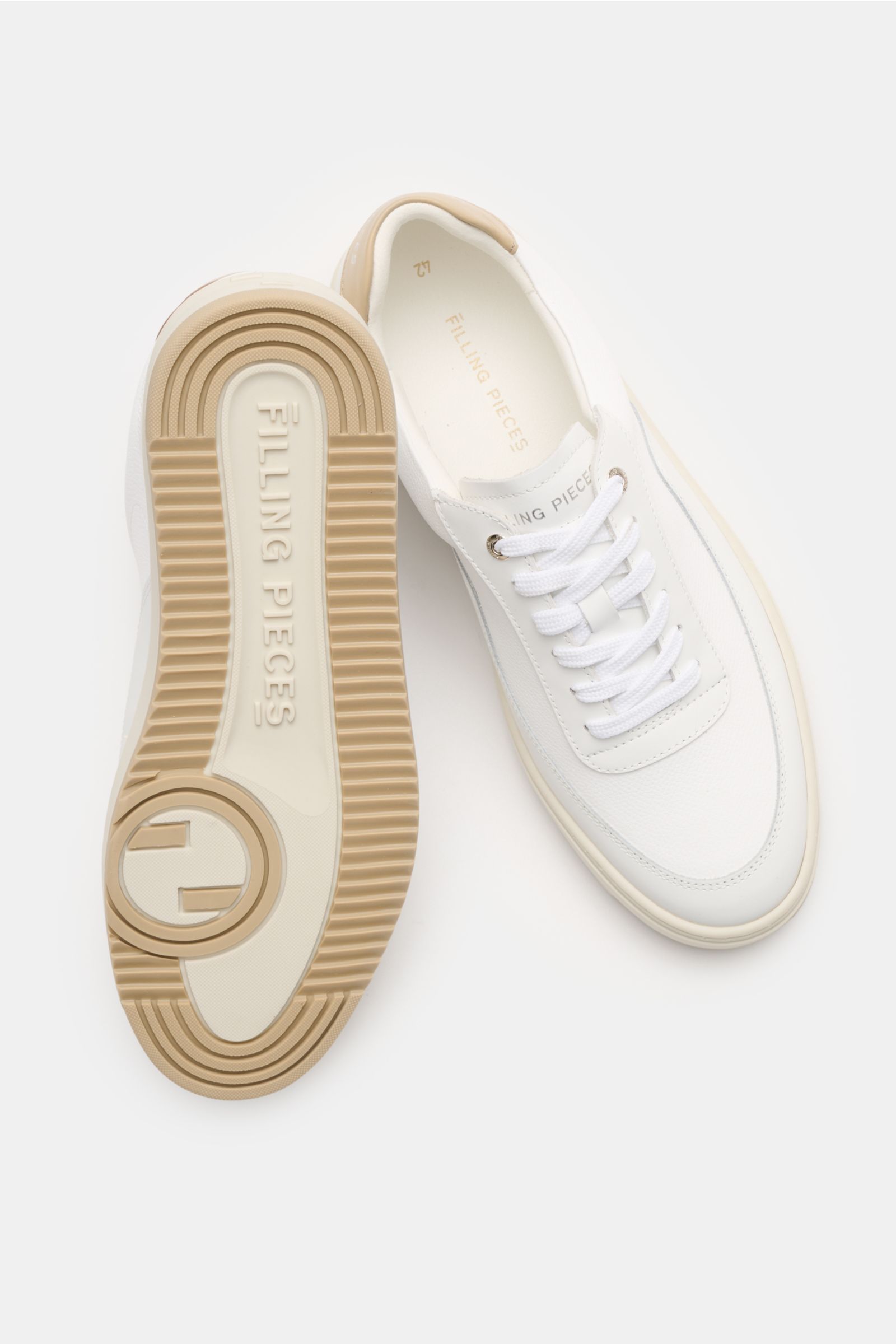Top view of the Filling Pieces Sneaker 'Mondo Crumbs' weiß showing the white sneaker with finely grained leather, round toe cap, six-eyelet lacing, embossed label on the tongue, padded collar with logo embossing, premium microfiber lining, and flexible be