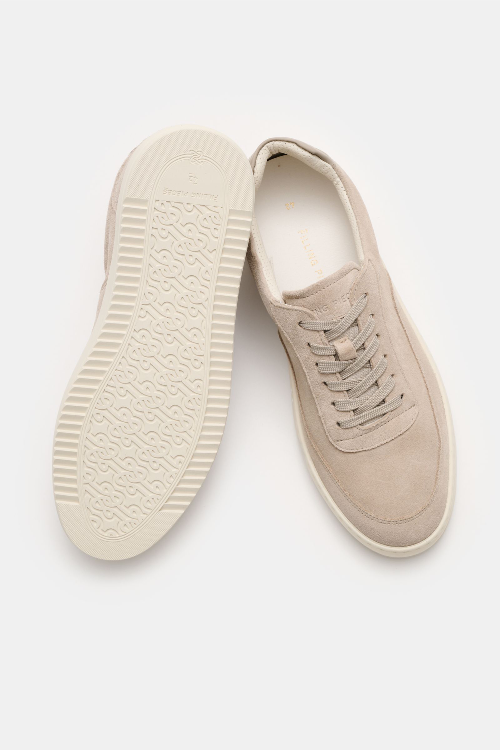 Filling Pieces Sneaker 'Mondo Suede' sand, seitlich von oben fotografiert, Veloursleder, runde Kappe, gepolsterter Schaftrand, Gummisohle.
