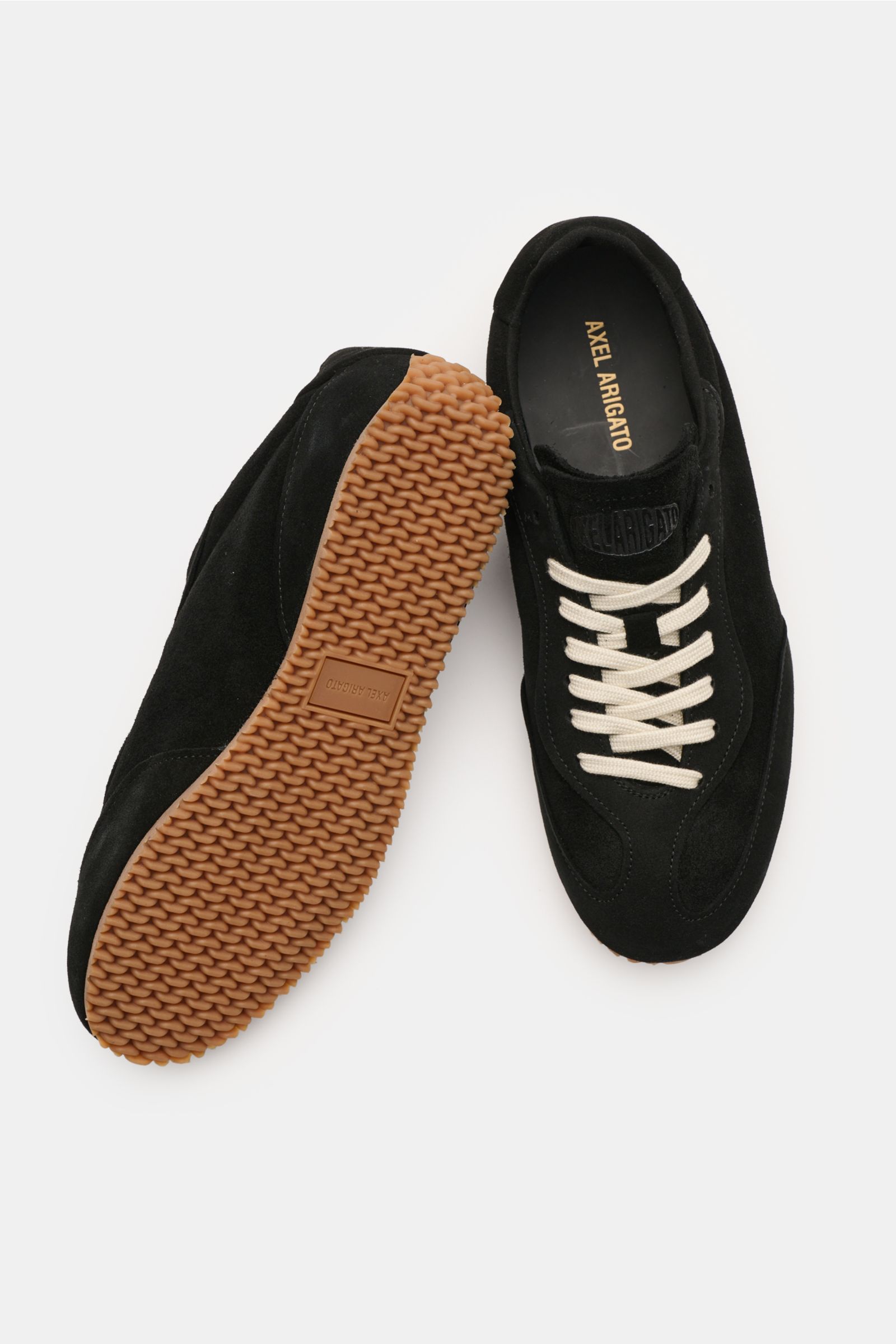 Axel Arigato Sneaker 'Daze Runner' schwarz, aus Veloursleder, seitlich und von oben fotografiert, mit weißer Sieben-Loch-Schnürung und flexibler brauner Gummisohle.