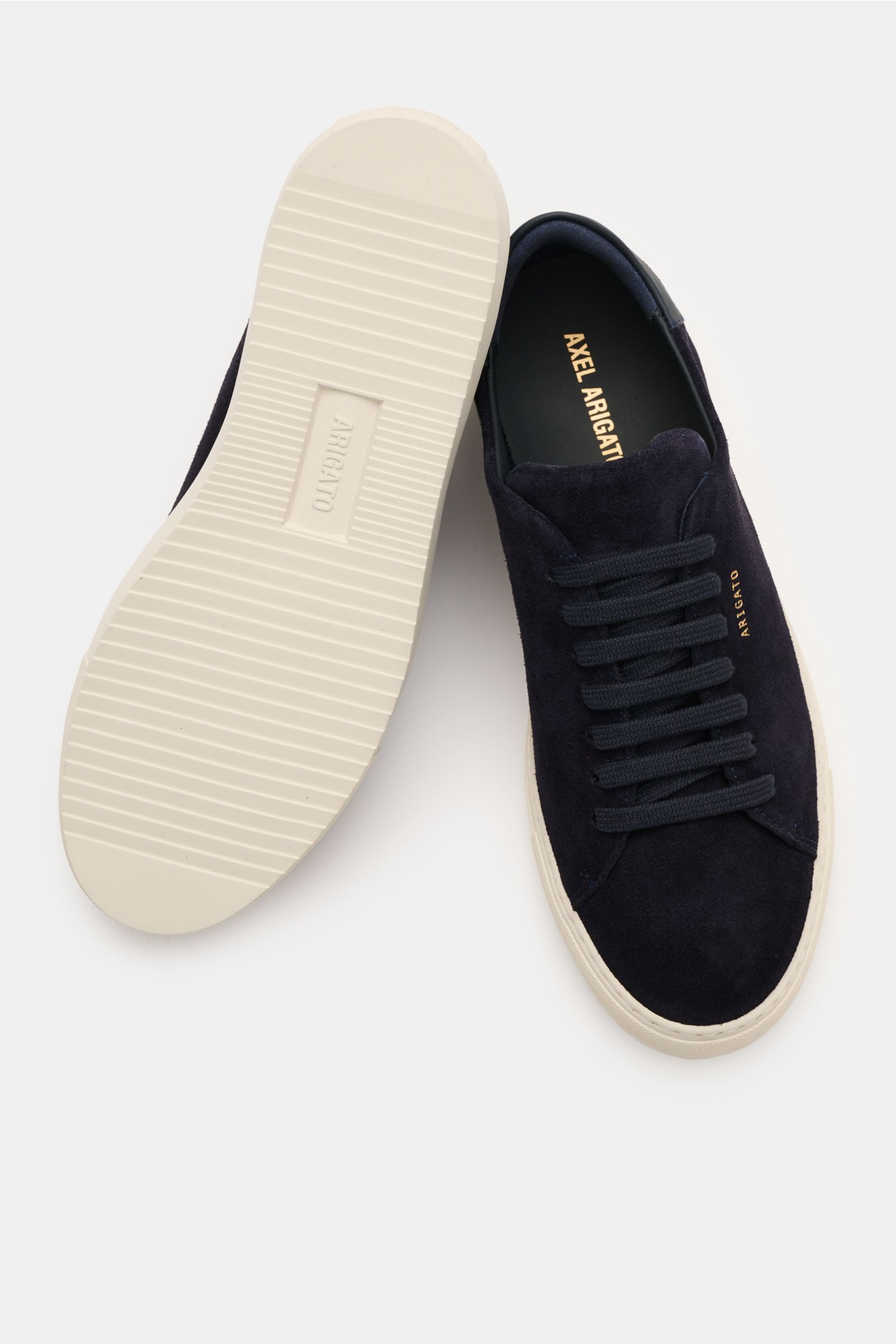 Axel Arigato Sneaker 'Clean 90 Suede' navy aus edlem Veloursleder, runde Vorderkappe, Sieben-Loch-Schnürung, goldene Prägung, gepolstert, flexible Sohle, von oben fotografiert.