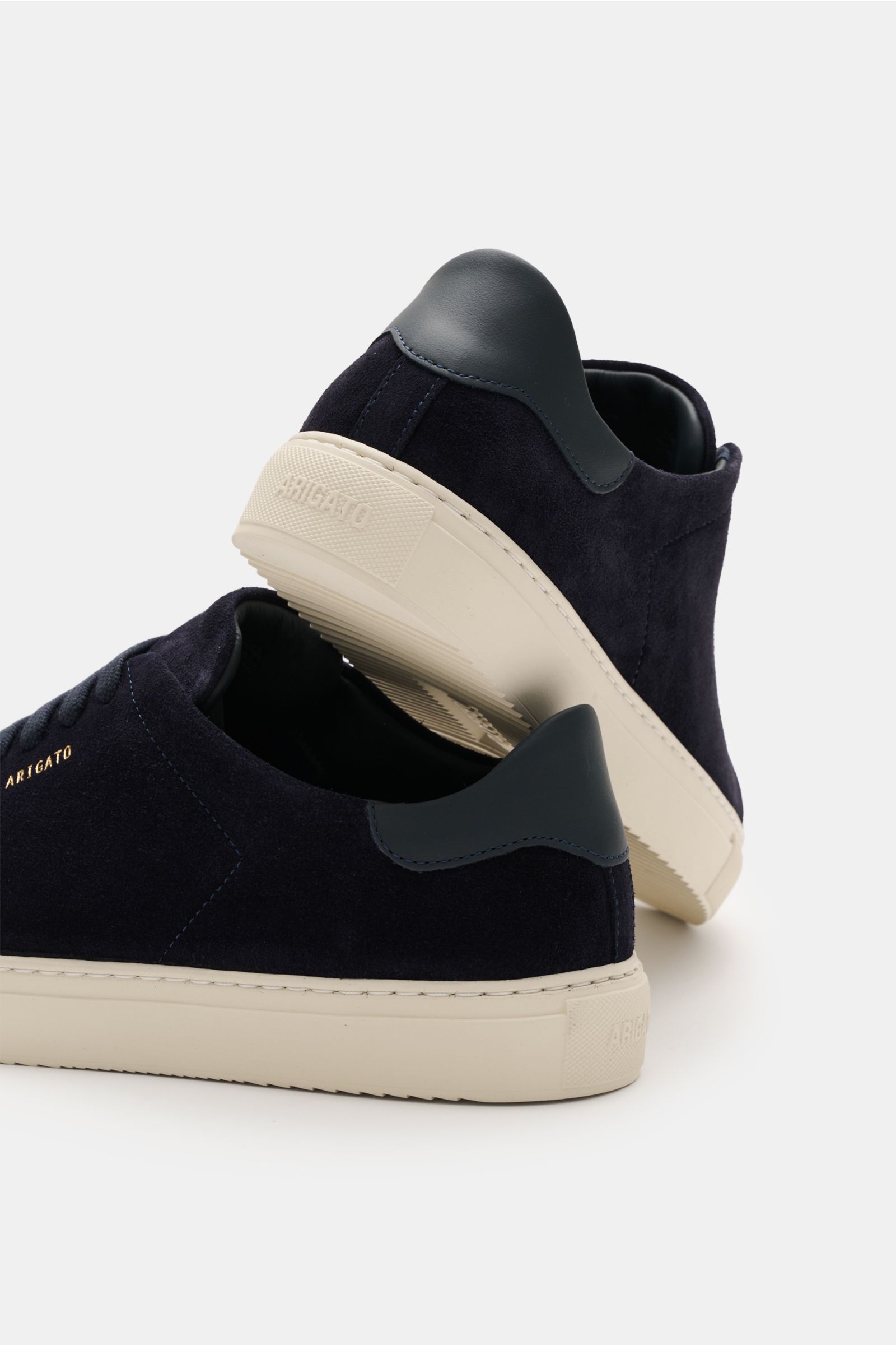 Axel Arigato Sneaker 'Clean 90 Suede' navy von hinten leicht seitlich fotografiert, edles Veloursleder, runde Vorderkappe, goldfarbene Prägung, gepolsterter Schaftrand, flexible Gummisohle.