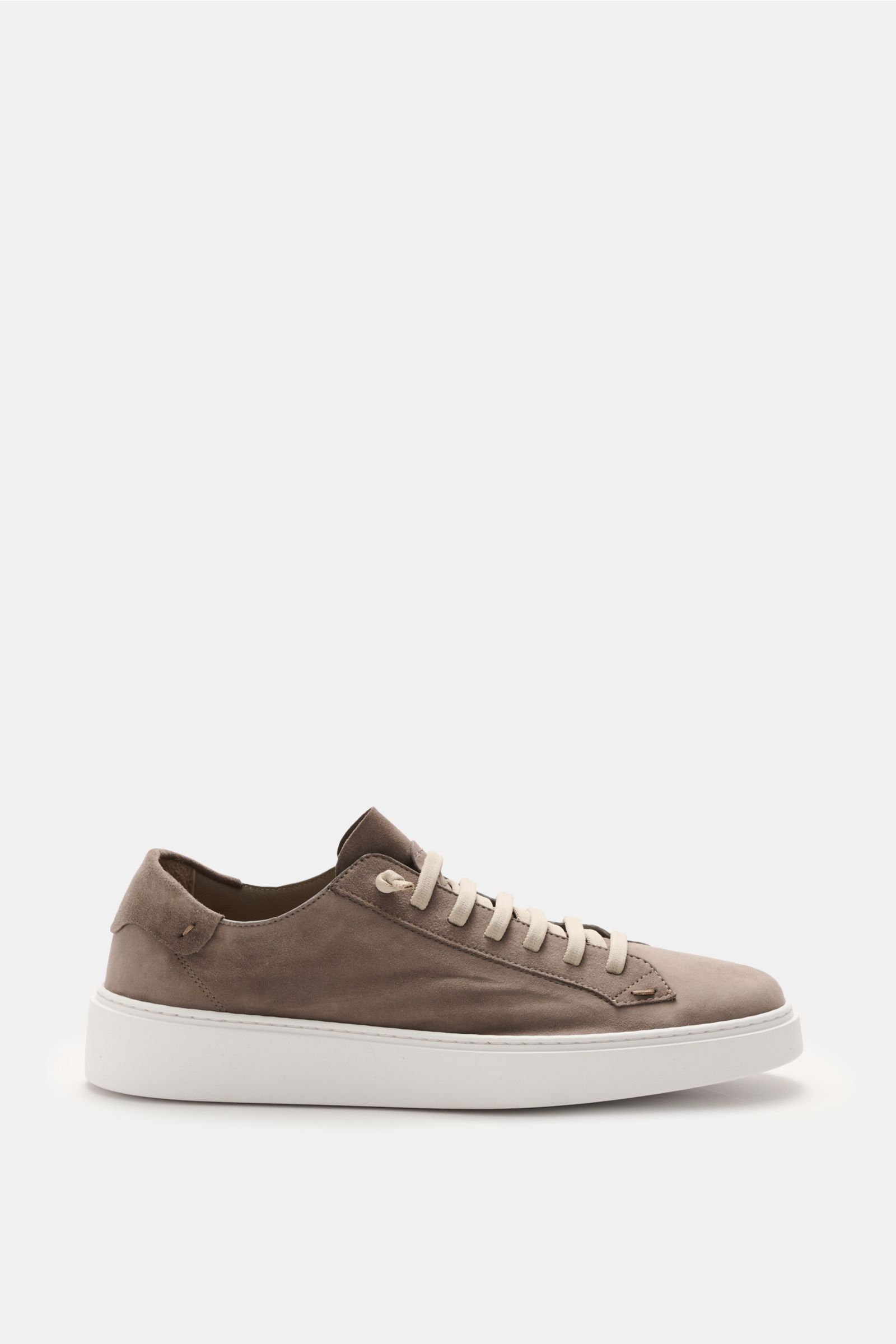 Fabiano Ricci Sneaker taupe shown from the side, made of soft taupe veloursleder with elastic seven-eyelet lacing, round toe cap, leather lining, antibacterial memory foam insole, lightweight white sole, slip-on style, logo embossed tongue, handmade in It