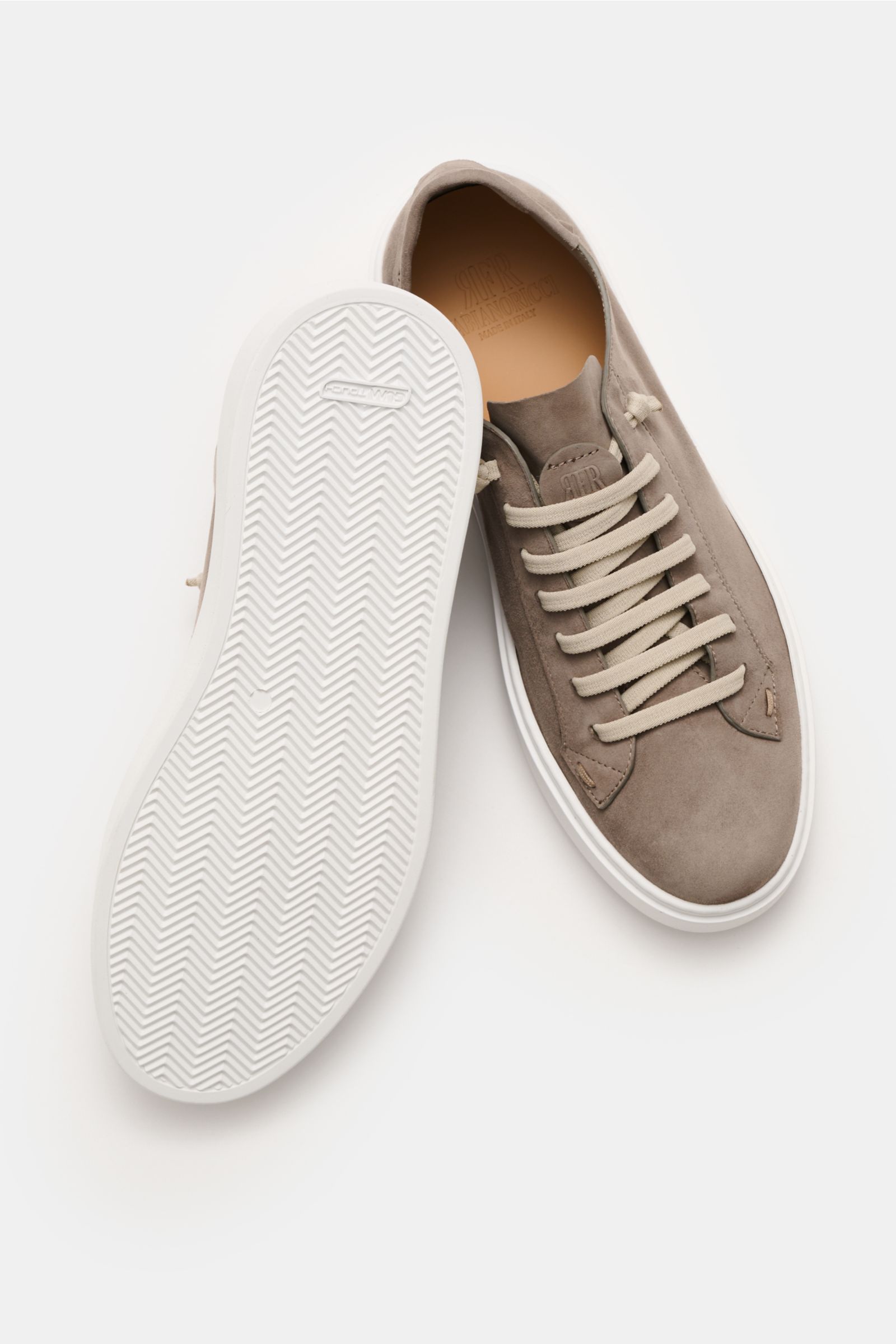 Top view of Fabiano Ricci Sneaker taupe in soft velour leather with round toe, seven-hole elastic lacing, white sole, and leather lining.

Description: Schnell und easy angezogen ist dieser entspannte Sneaker der Schuhmanufaktur FABIANO RICCI aus weich