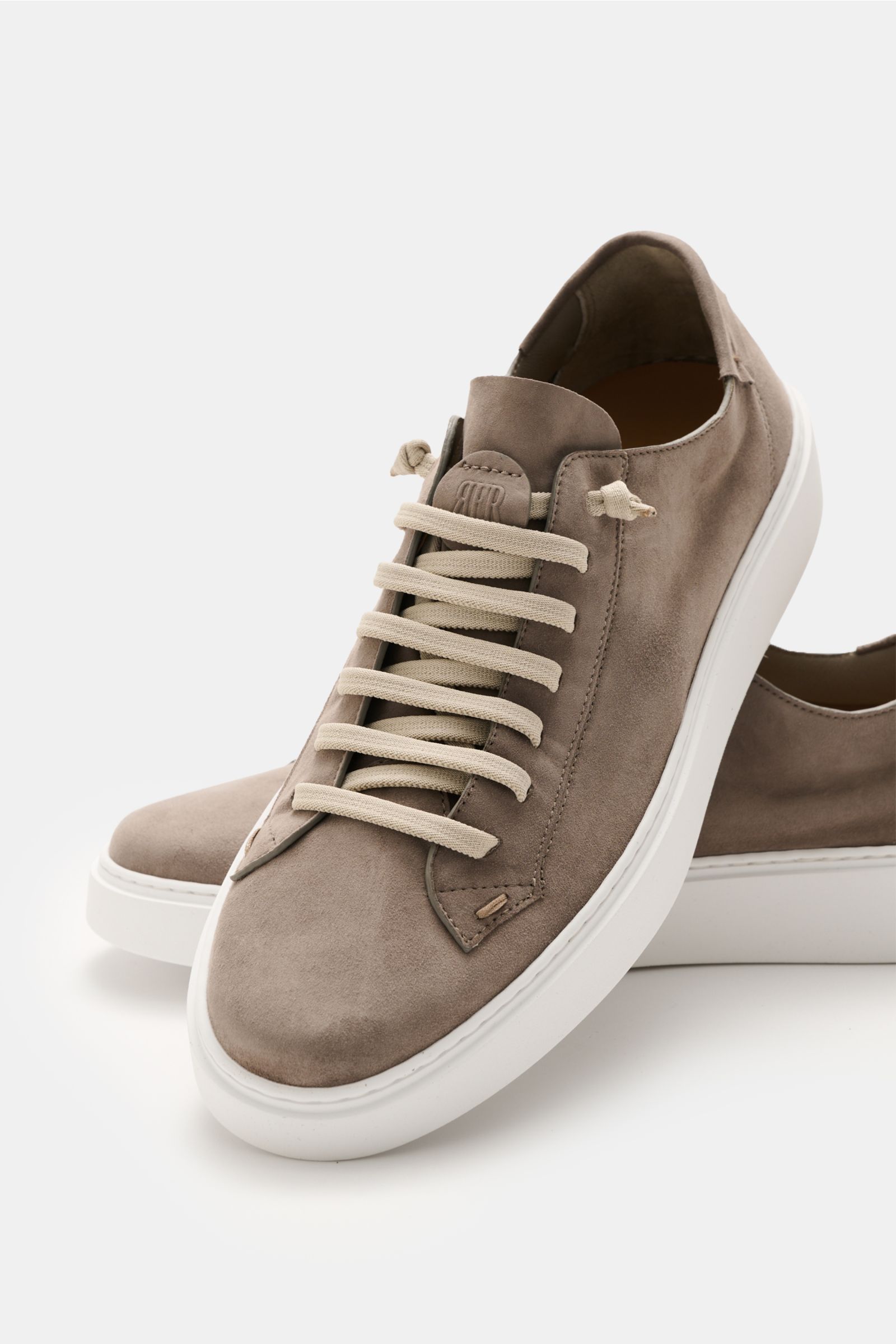 Front-side view of Fabiano Ricci Sneaker taupe in soft velour leather with elastic seven-hole lacing, round toe, and white ultralight sole.

Additional description: Schnell und easy angezogen ist dieser entspannte Sneaker der Schuhmanufaktur FABIANO RI