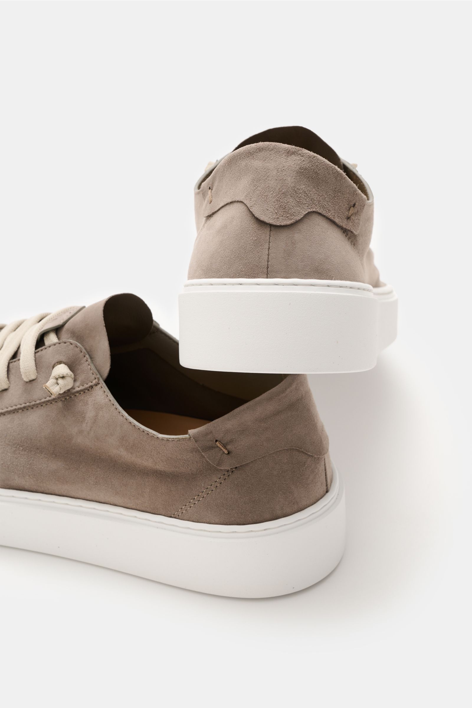 Fabiano Ricci Sneaker taupe shown from rear and side, soft taupe veloursleder, round toe, seven-hole elastic lacing, white sole.