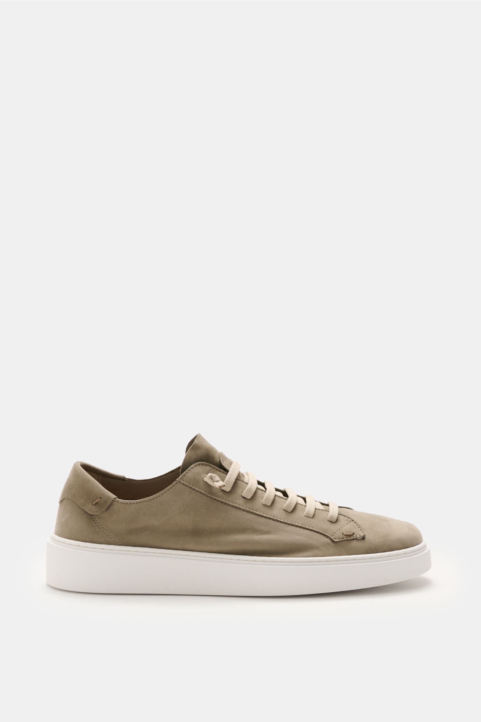 Fabiano Ricci Sneaker salbei side view of relaxed sneaker in soft velour leather with elastic seven-hole lacing, round toe, and white sole.  
Schnell und easy angezogen ist dieser entspannte Sneaker der Schuhmanufaktur FABIANO RICCI aus weichem Velours