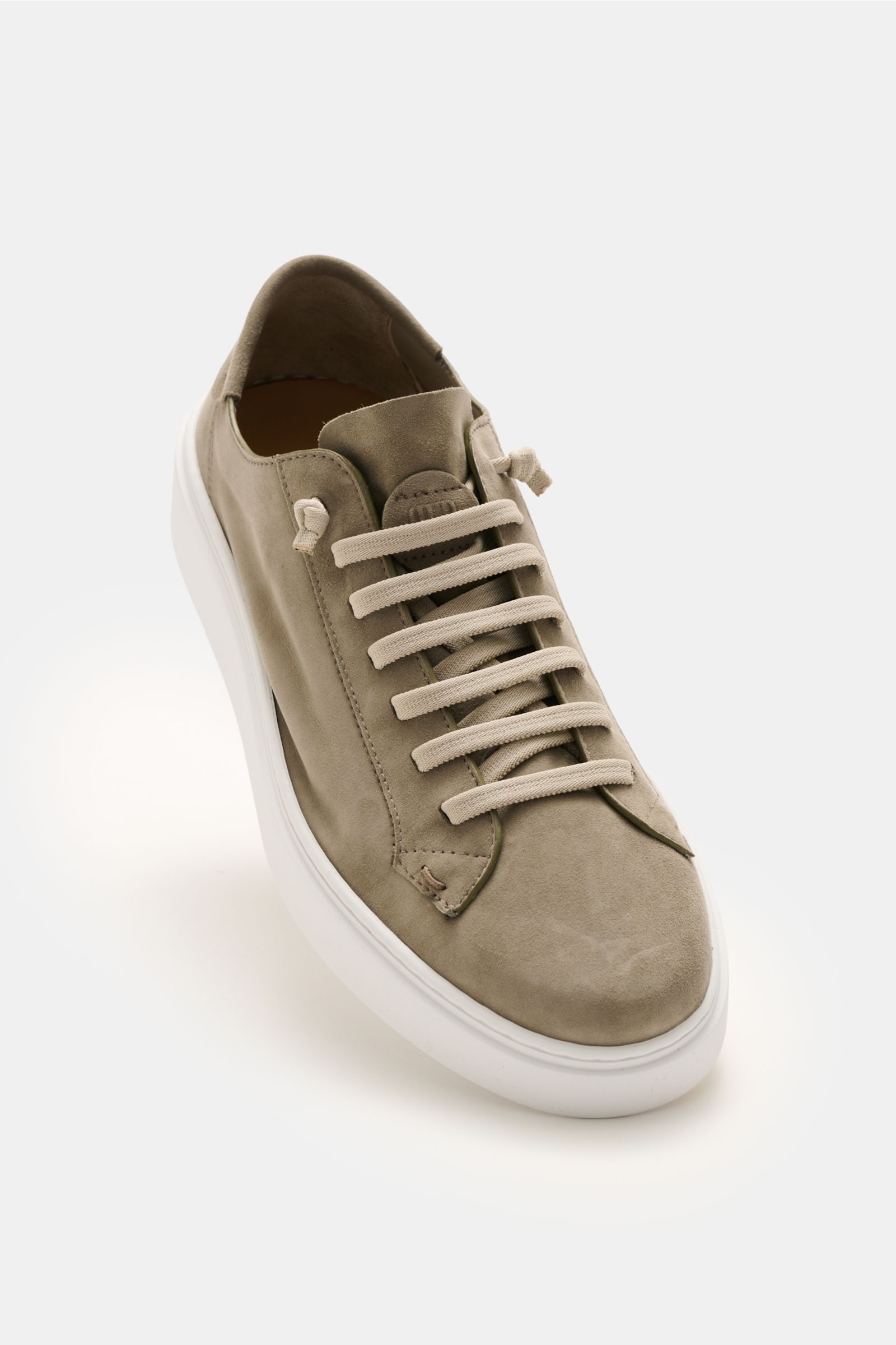 Close-up front-side view of Fabiano Ricci Sneaker salbei in soft sage veloursleder with slip-on elastic laces and white sole.

Description to include:  
Schnell und easy angezogen ist dieser entspannte Sneaker der Schuhmanufaktur FABIANO RICCI aus weic