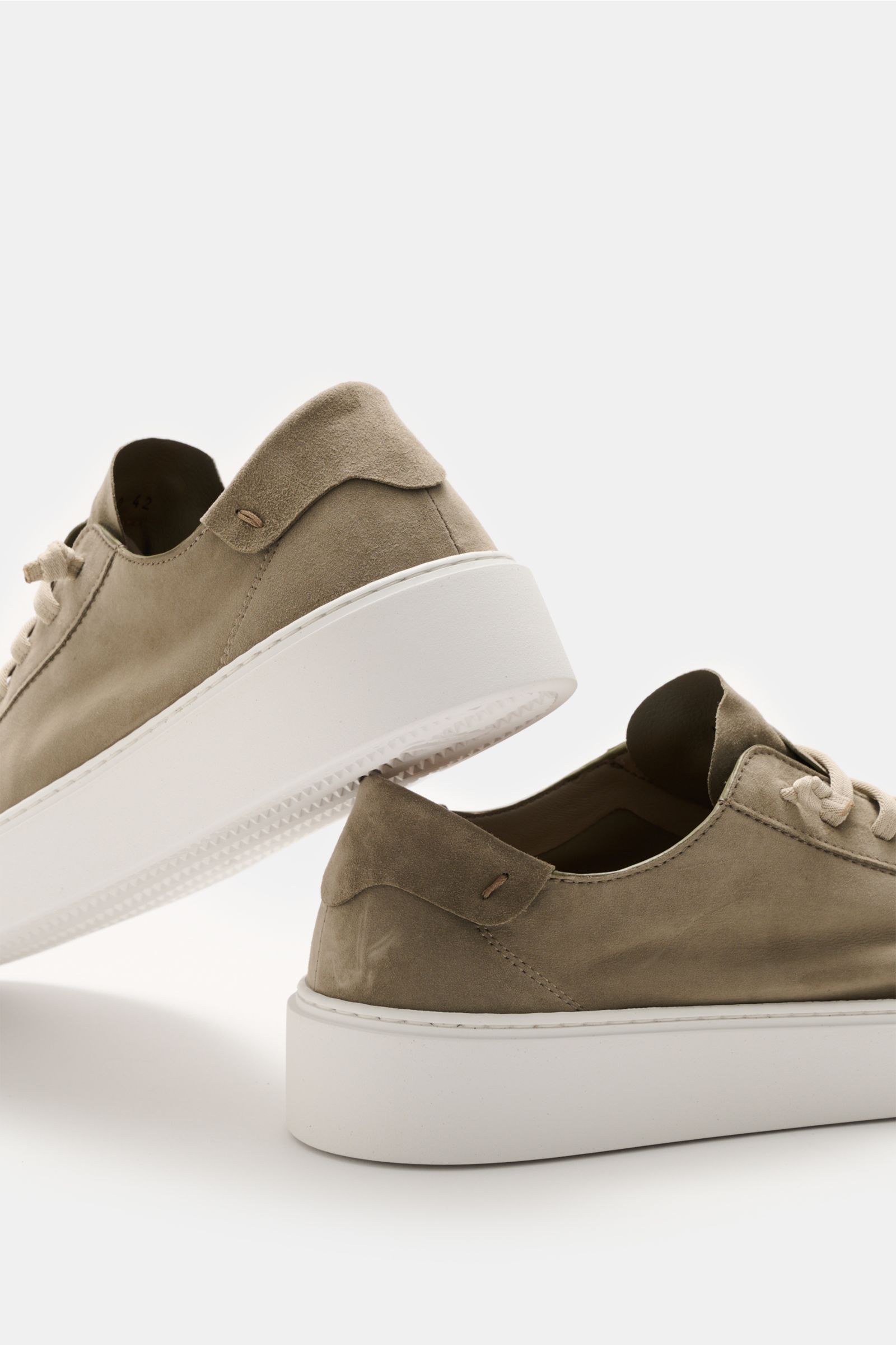 Side and rear view of Fabiano Ricci Sneaker salbei in soft sage veloursleder with white ultralight sole, elastic seven-hole lacing.

Description: Schnell und easy angezogen ist dieser entspannte Sneaker der Schuhmanufaktur FABIANO RICCI aus weichem Vel