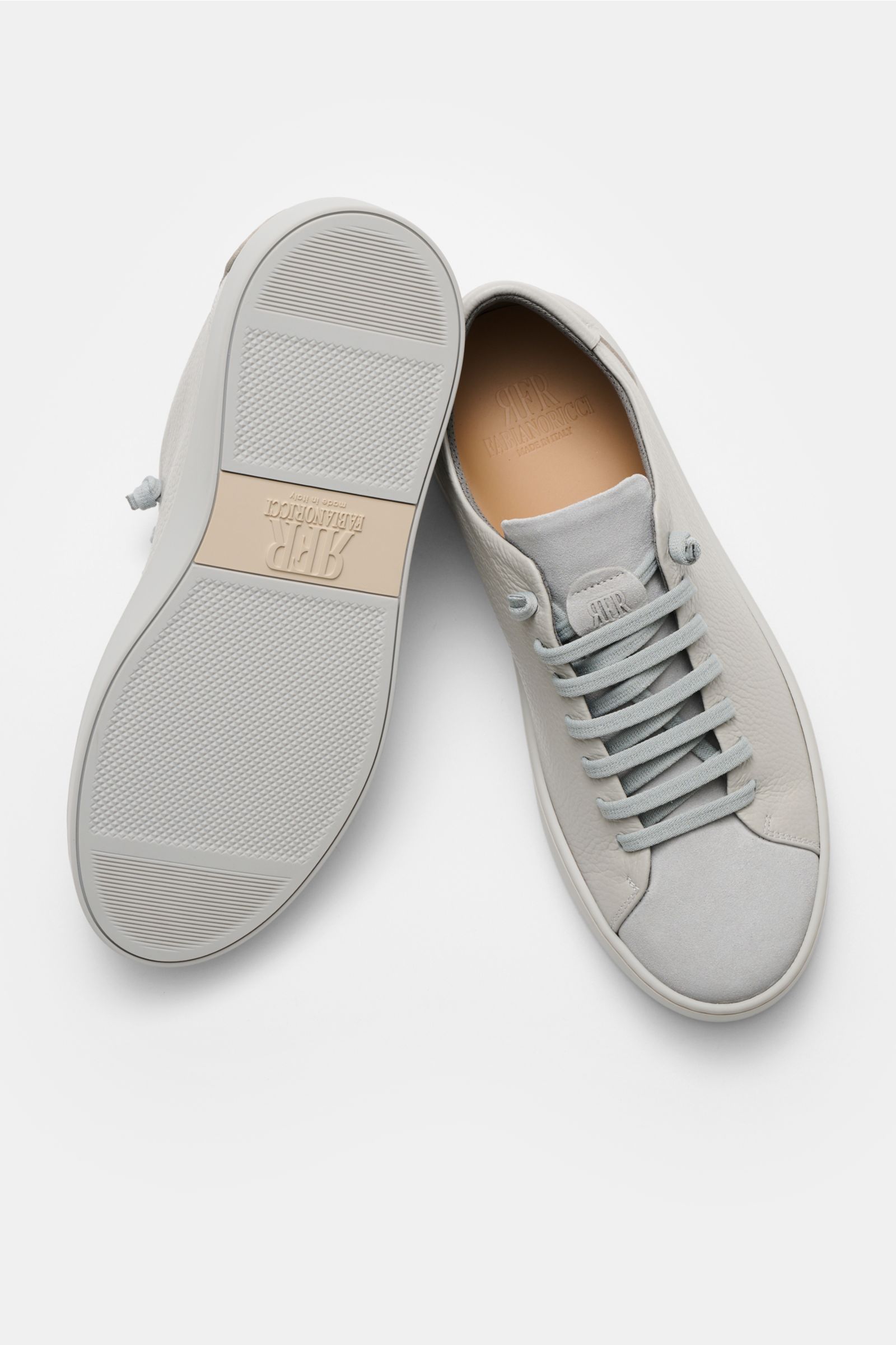 Fabiano Ricci Sneaker grau, Paar aus genarbtem und Veloursleder, von oben und Sohle sichtbar, runde Kappe, elastische Schnürung, Mesh-Futter.