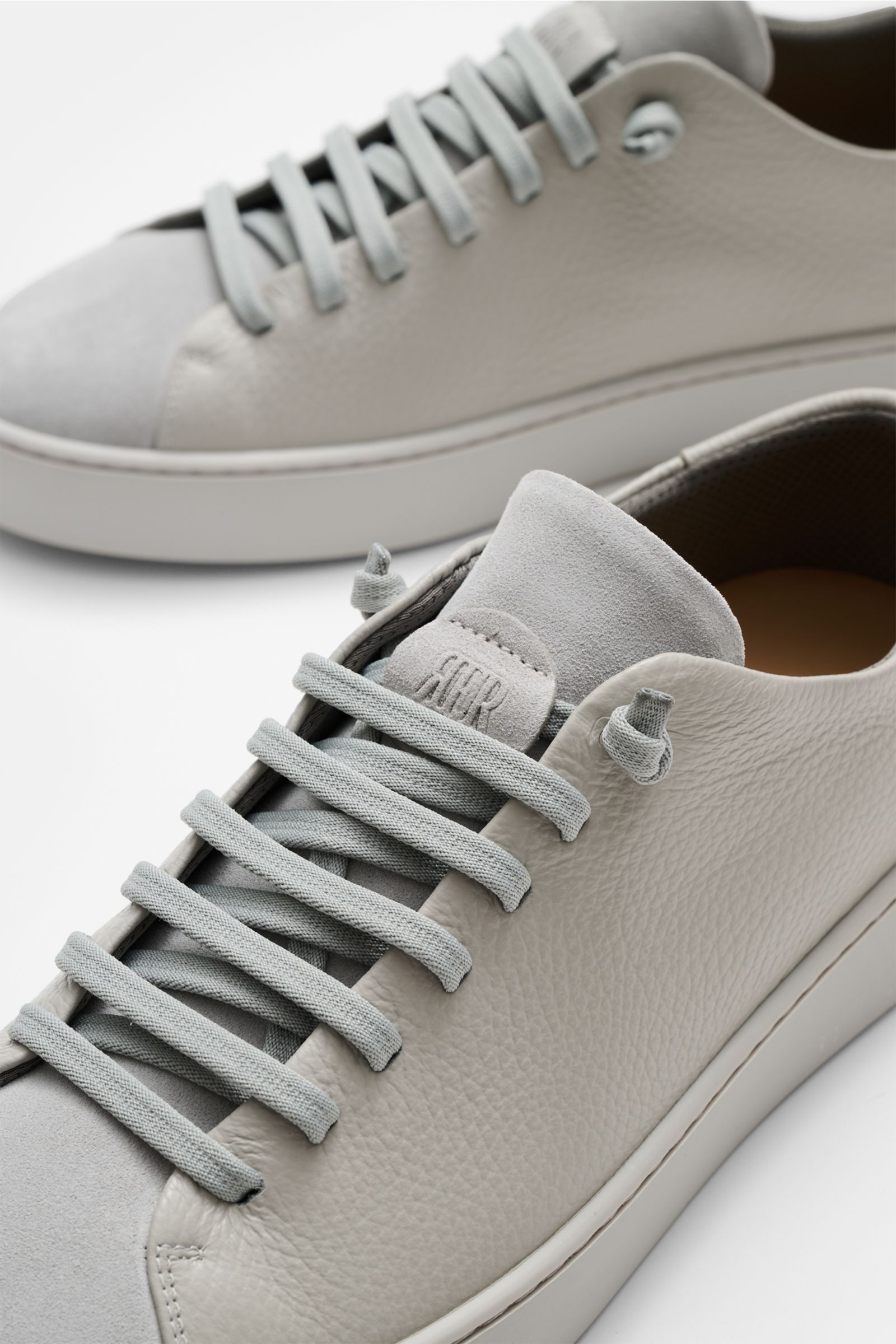 Fabiano Ricci Sneaker grau aus genarbtem und Veloursleder, vorne nah fotografiert, mit elastischer Schnürung und gepolsterter Innensohle.