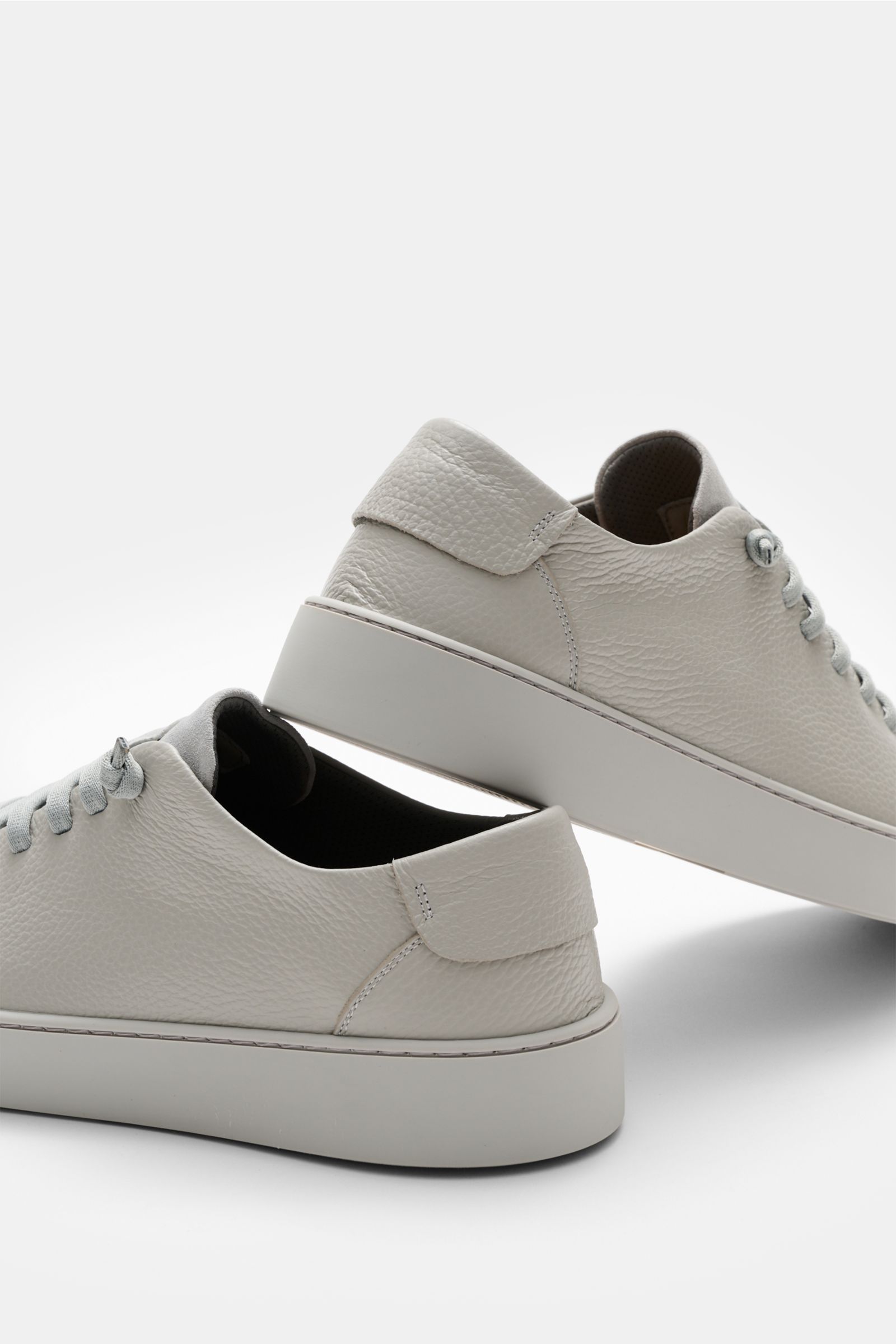 Fabiano Ricci Sneaker grau aus genarbtem Leder und Veloursleder, sieben-Loch-Schnürung, Slip-on, seitlich von schräg hinten fotografiert.