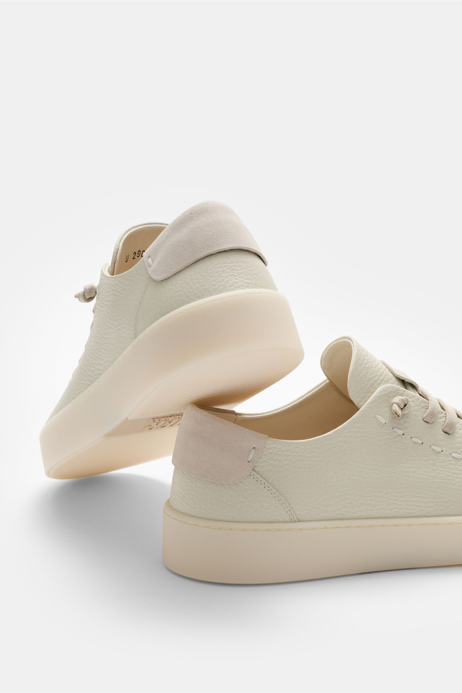 Fabiano Ricci Sneaker creme, seitliche Nahaufnahme von hinten, weiches Nappaleder, elastische Sieben-Loch-Schnürung, runde Vorderkappe, ultraleichte Sohle.