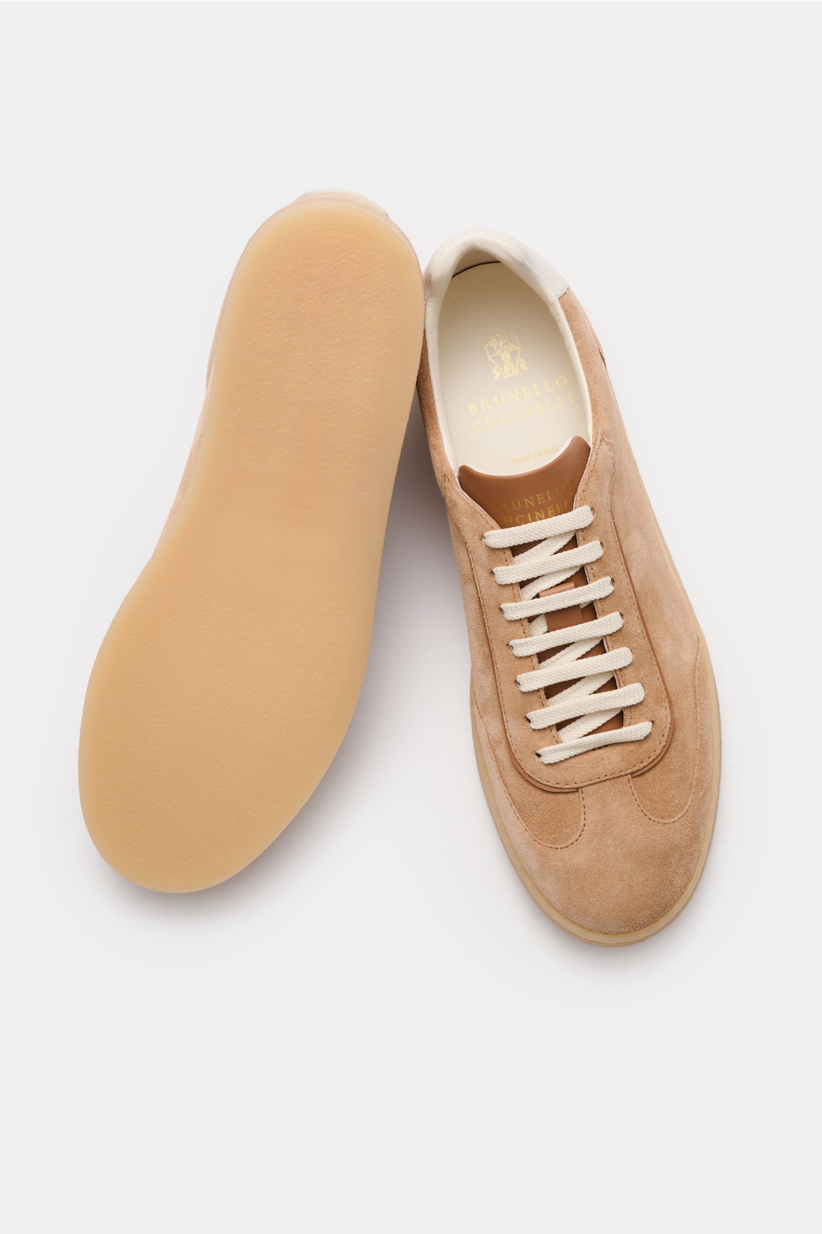 Brunello Cucinelli Sneaker hellbraun aus geschmeidigem Veloursleder, retro, von oben mit Laufsohle aus Naturgummi und weißer Schnürung.