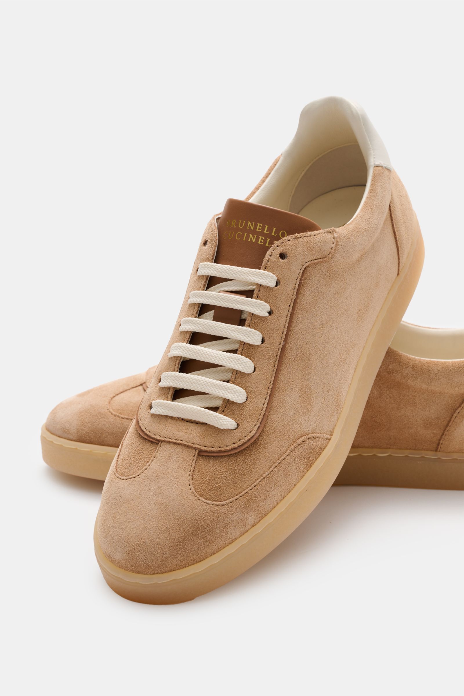 Brunello Cucinelli Sneaker hellbraun aus geschmeidigem Veloursleder, retro, schmal zulaufend, sieben-Loch-Schnürung, von oben fotografiert.
