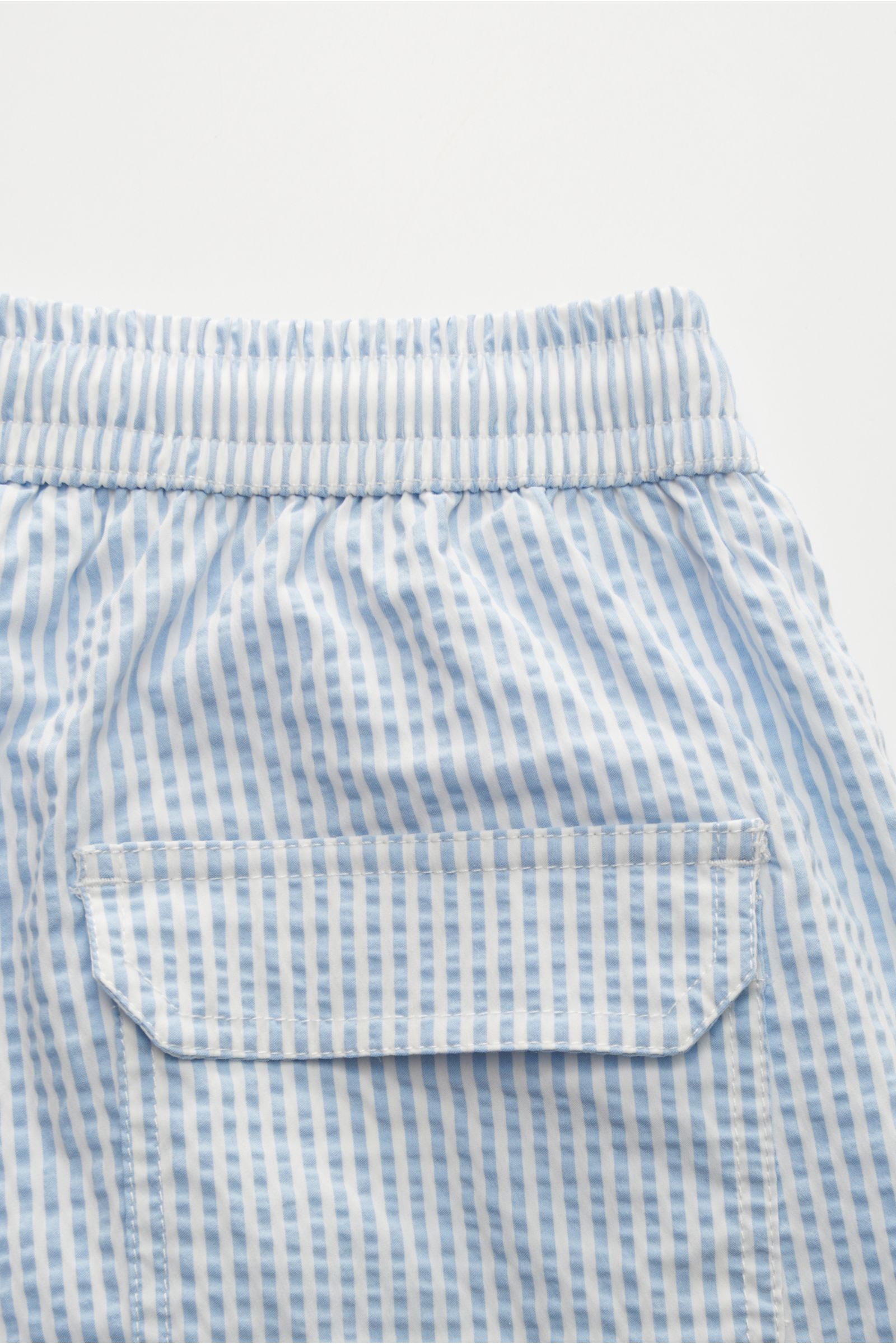 04651/ A trip in a bag Seersucker Badeshorts hellblau/weiß gestreift