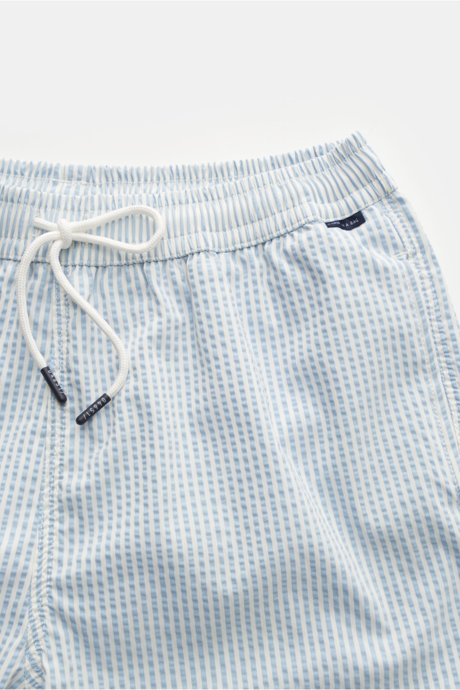 04651/ A trip in a bag Seersucker Badeshorts hellblau/weiß gestreift