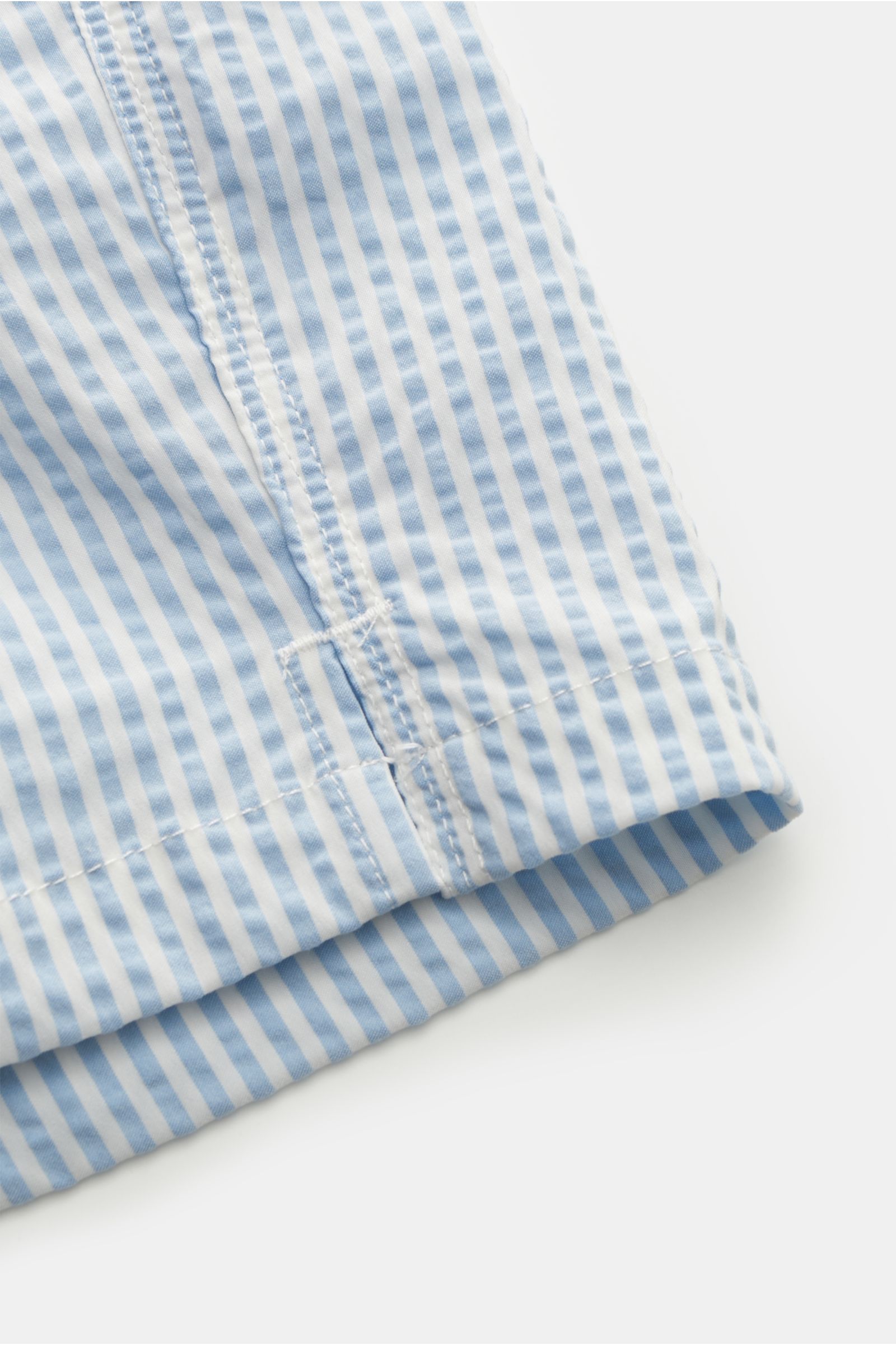 04651/ A trip in a bag Seersucker Badeshorts hellblau/weiß gestreift