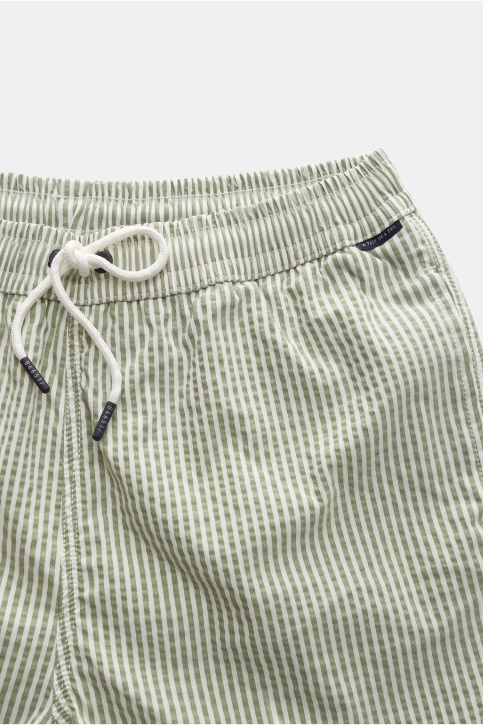 04651/ A trip in a bag Seersucker Badeshorts grün/weiß gestreift