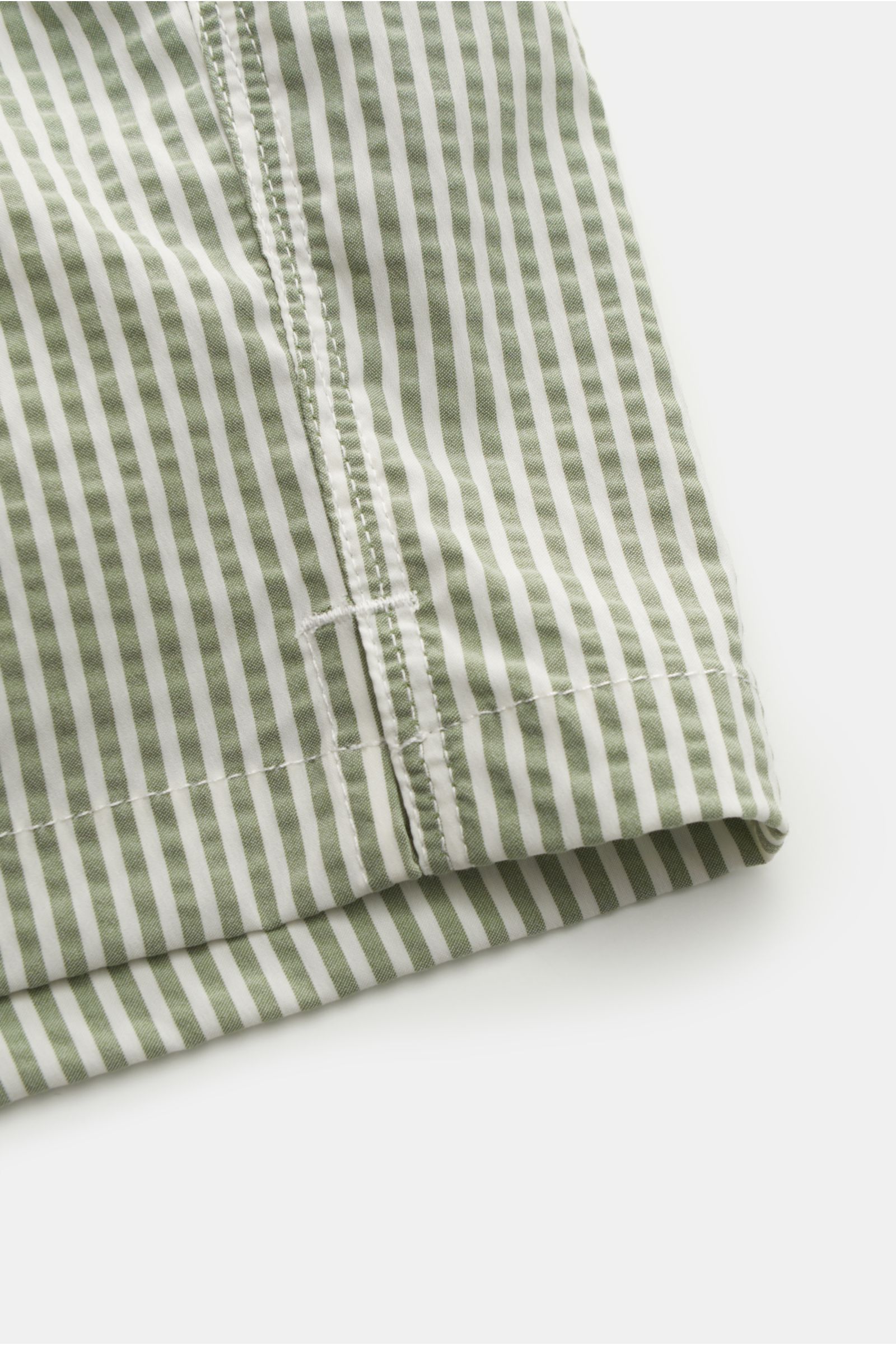 04651/ A trip in a bag Seersucker Badeshorts grün/weiß gestreift