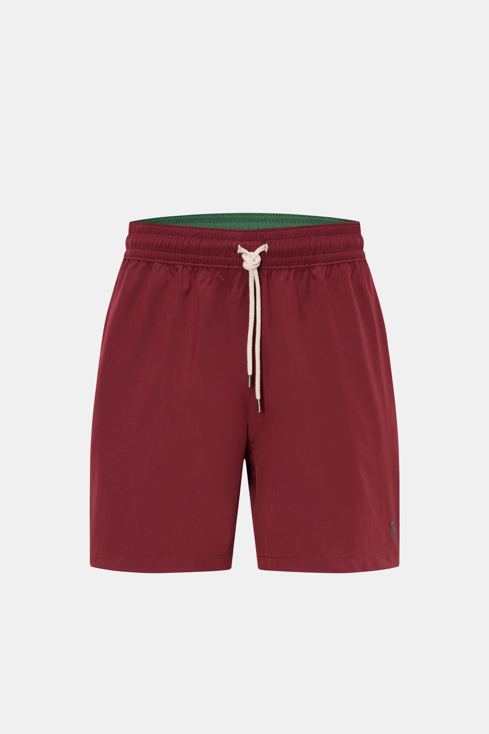 Polo Ralph Lauren Badeshorts 'Traveler' bordeaux shown from the front with elastic waistband and drawstring, quick-drying microfiber, Regular Fit, side seam pockets, buttoned back pocket, mesh lining. Stilsicher auf Reisen: Die POLO RALPH LAUREN Badeshort