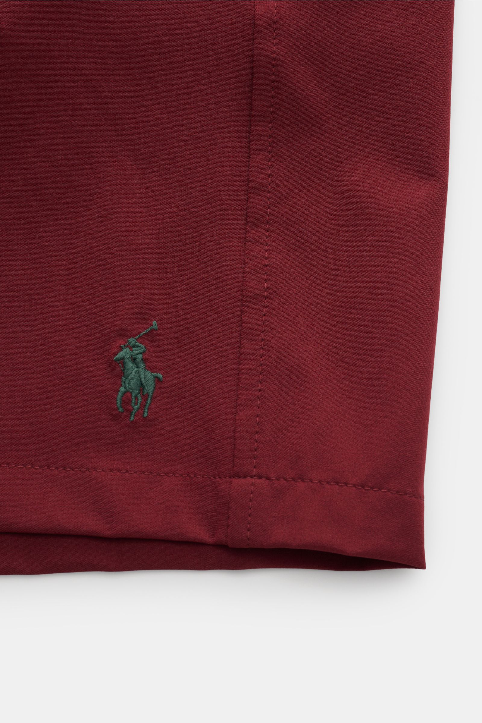 Close-up front view of the Polo Ralph Lauren Badeshorts 'Traveler' bordeaux, showing detailed stitching and embroidered logo. Stilsicher auf Reisen: Die POLO RALPH LAUREN Badeshorts ist der perfekte Begleiter für den nächsten Urlaub in der Sonne.