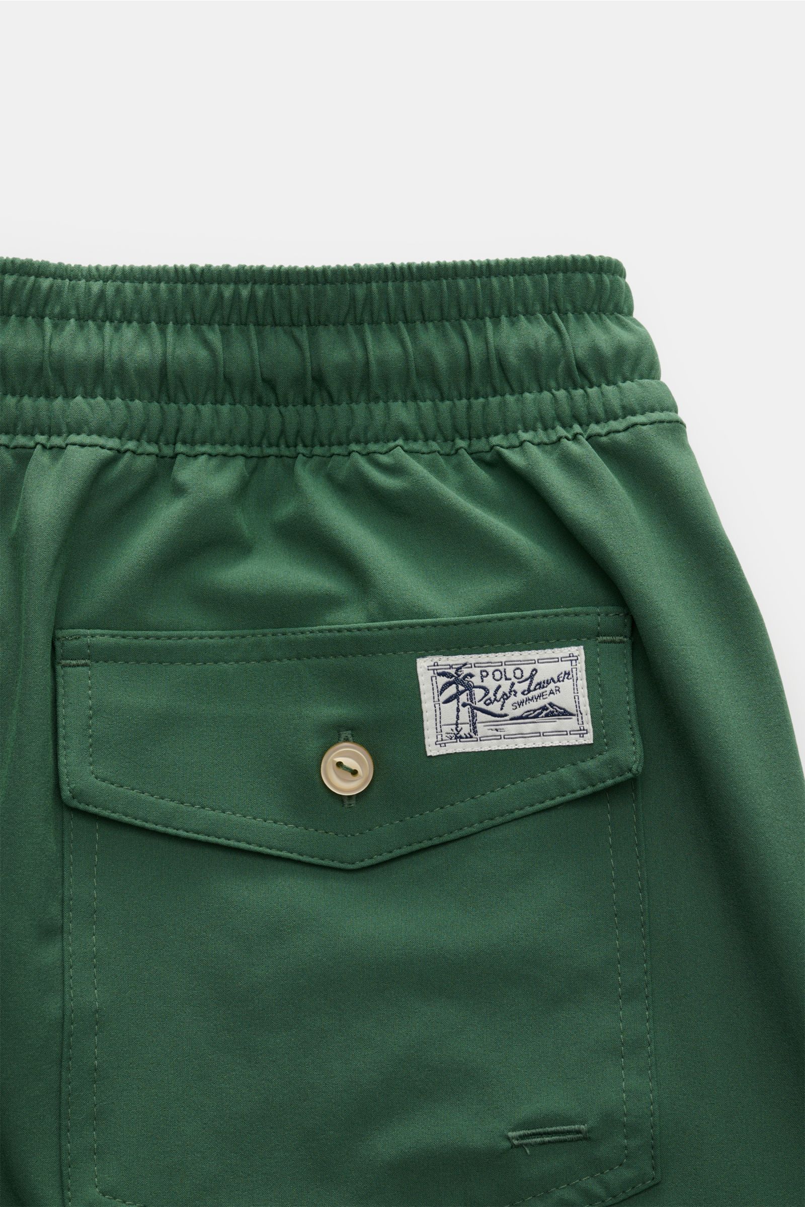 Polo Ralph Lauren Badeshorts 'Traveler' grün, Detailansicht Gesäßtasche mit Knopf, elastischer Bund, schnelltrocknende Microfaser, Regular Fit.