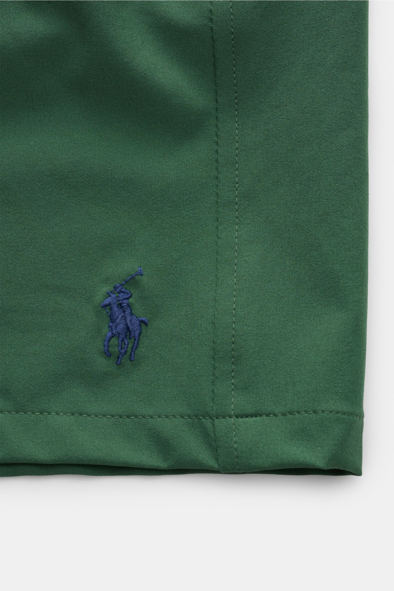Grüne Polo Ralph Lauren Badeshorts 'Traveler' im Nahaufnahme-Vorderteil mit blauem Logo-Stitching, Regular Fit, elastischem Bund.