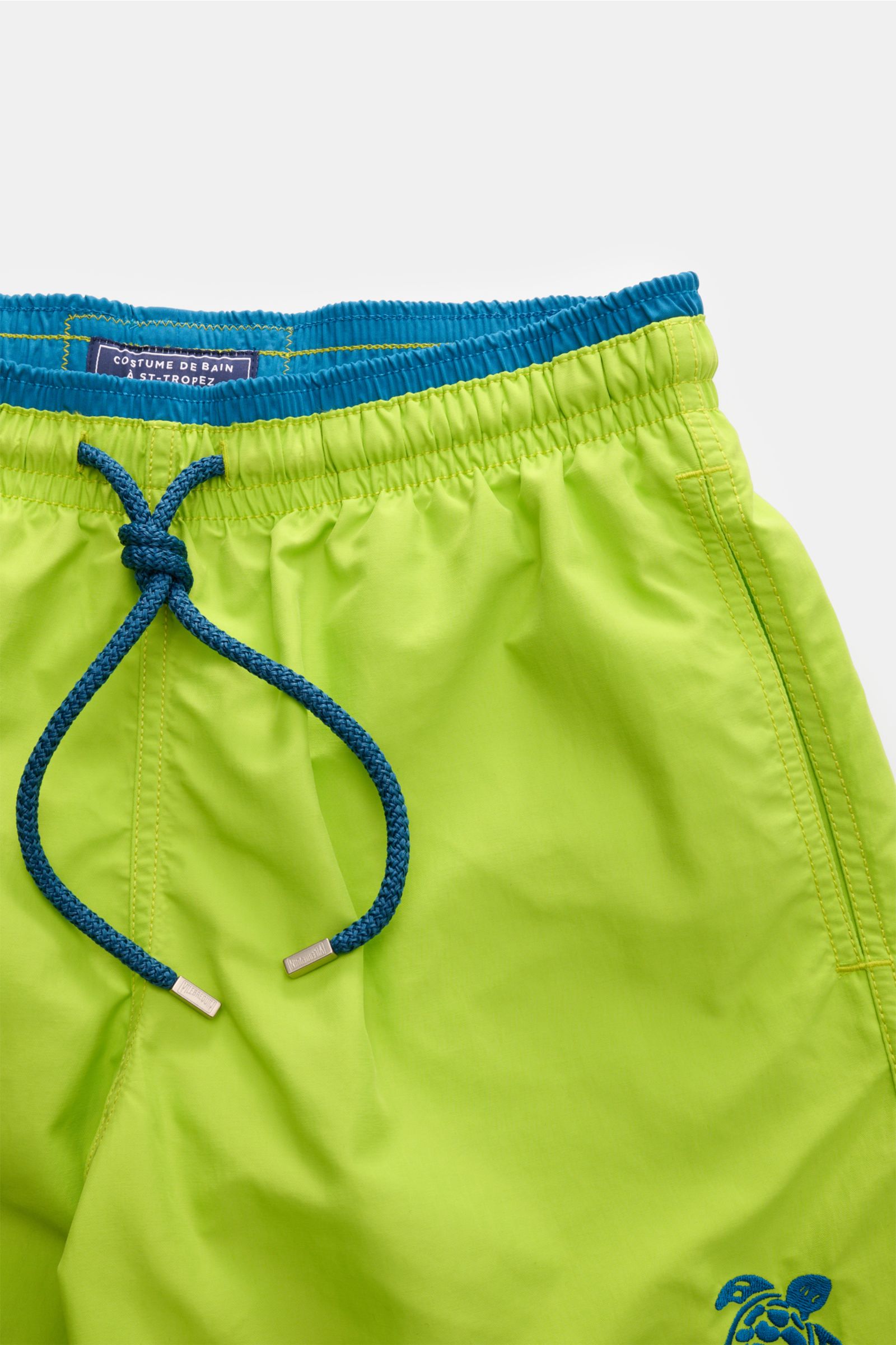 Vorderansicht der Vilebrequin Badeshorts 'Moka' neongrün/petrol aus leichter Microfaser mit elastischem Bund, Tunnelzug und Turtle-Stitching.