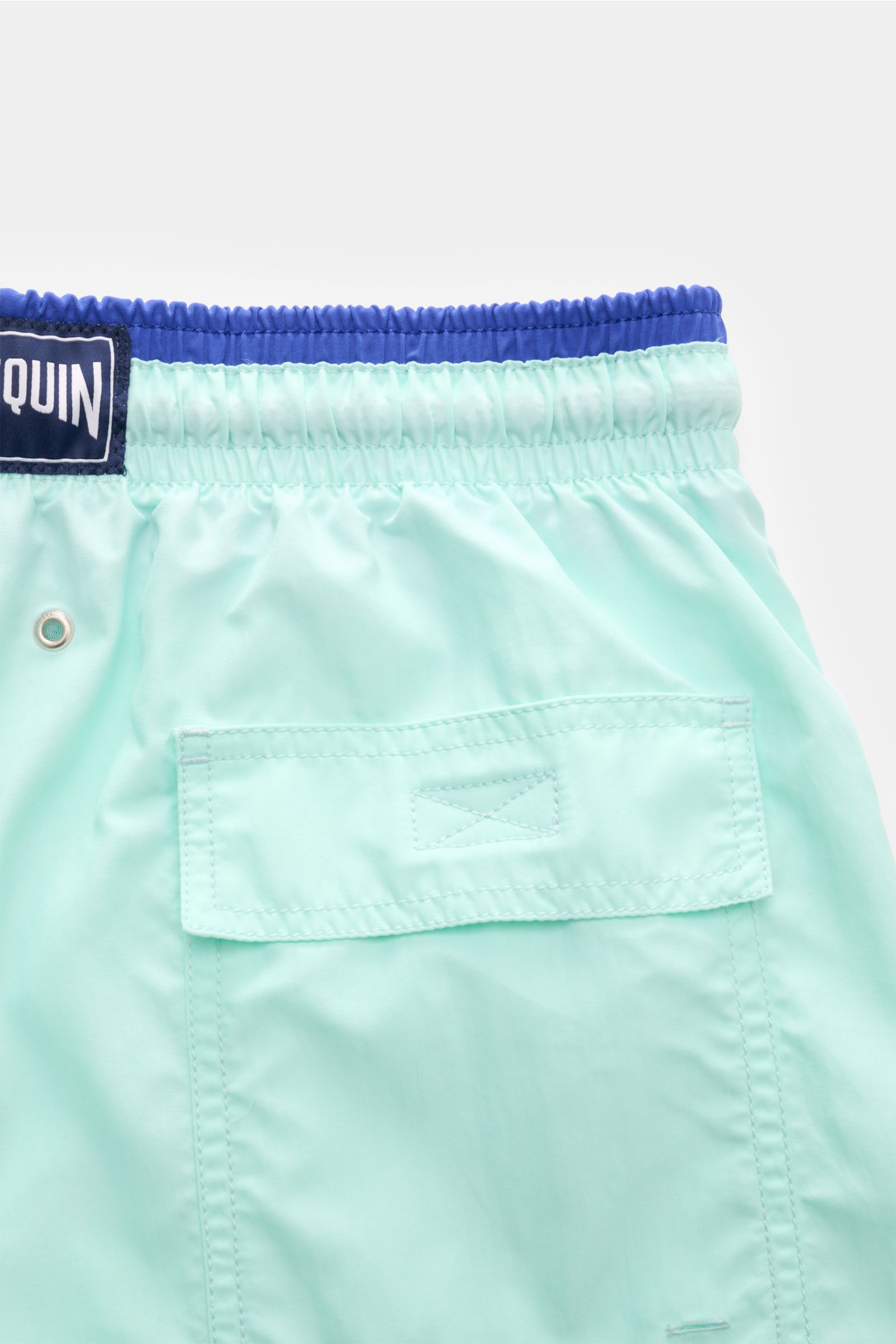 Vilebrequin Badeshorts 'Moka' mintgrün/dunkelblau, Nahaufnahme der Rückseite mit elastischem Bund, Gesäßtasche, Mikrofasermaterial und Label.