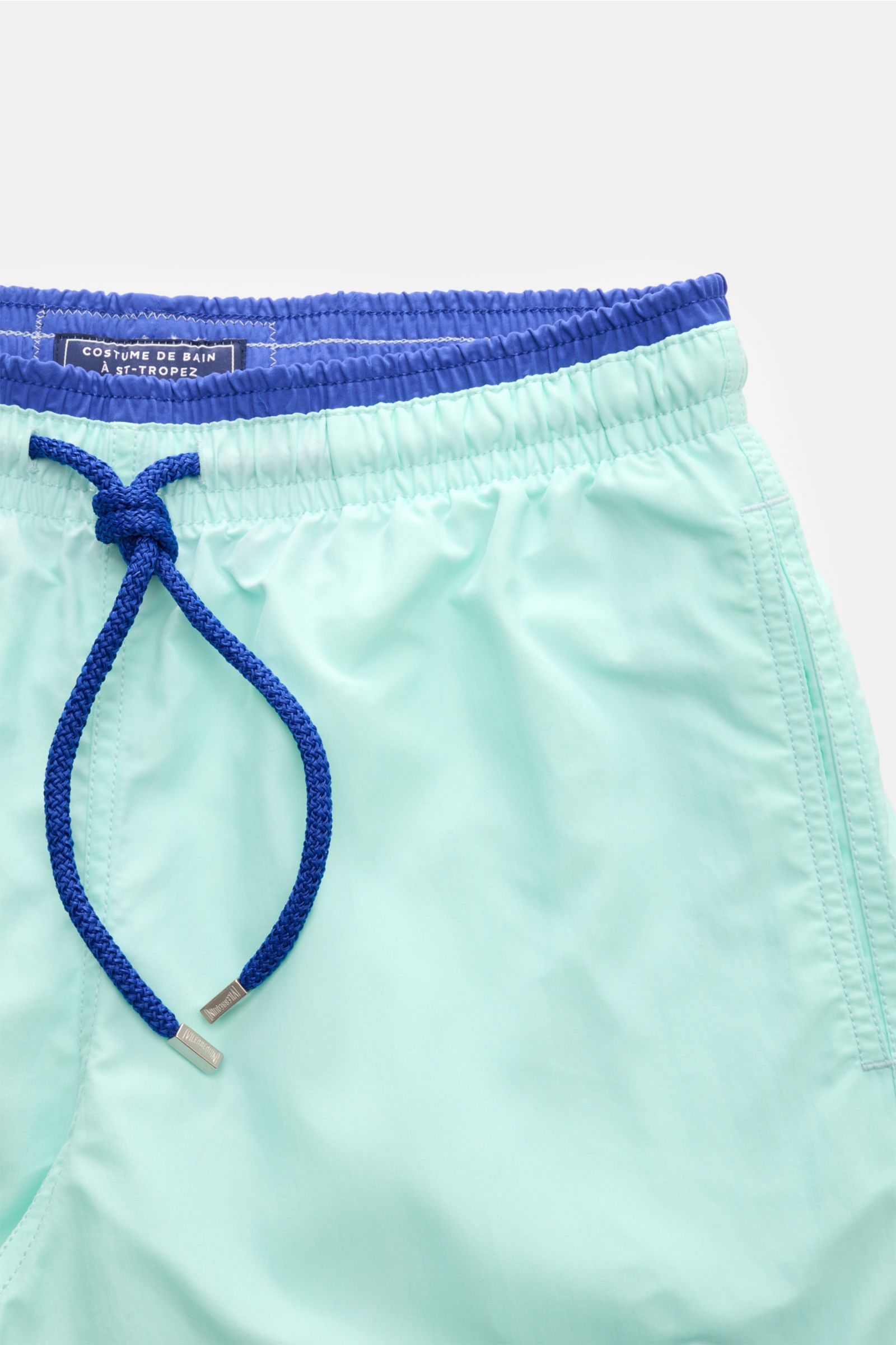 Vilebrequin Badeshorts 'Moka' mintgrün/dunkelblau, Detailaufnahme von oben, elastischer Bund mit Tunnelzug, Taschen, Turtle-Stitching, Microfaser