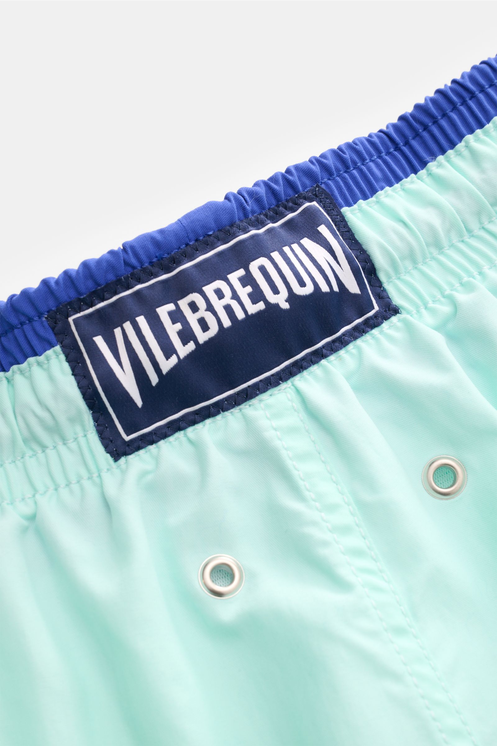 Nahaufnahme der mintgrünen Vilebrequin Badeshorts 'Moka' mintgrün/dunkelblau von hinten oben mit elastischem Bund, VILEBREQUIN-Label und Entwässerungsösen.