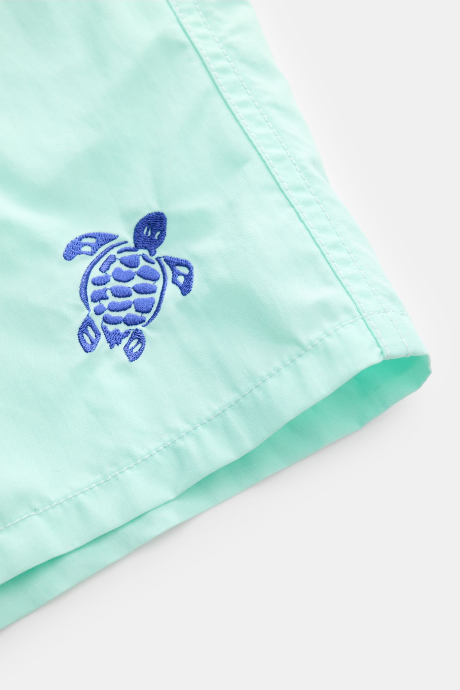 Vorderansicht der mintgrünen Vilebrequin Badeshorts 'Moka' mit dunkelblauem Turtle-Stitching, elastischem Bund und Microfaser.