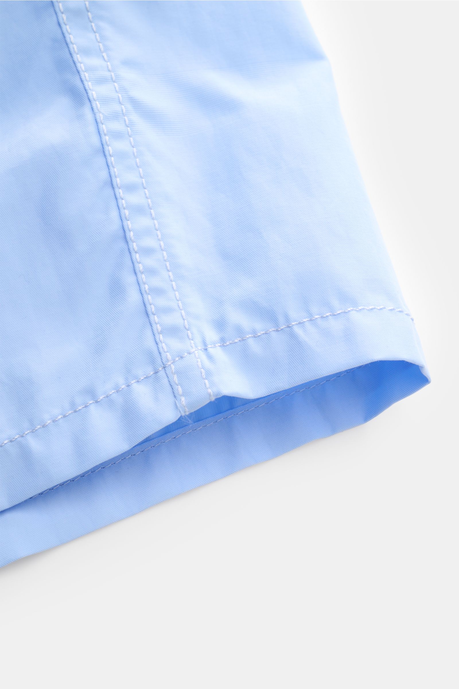 Vorderansicht der hellblauen Vilebrequin Badeshorts 'Moorea' aus hochwertiger Microfaser mit Regular Fit, elastischem Bund und Mesh-Innenfutter.