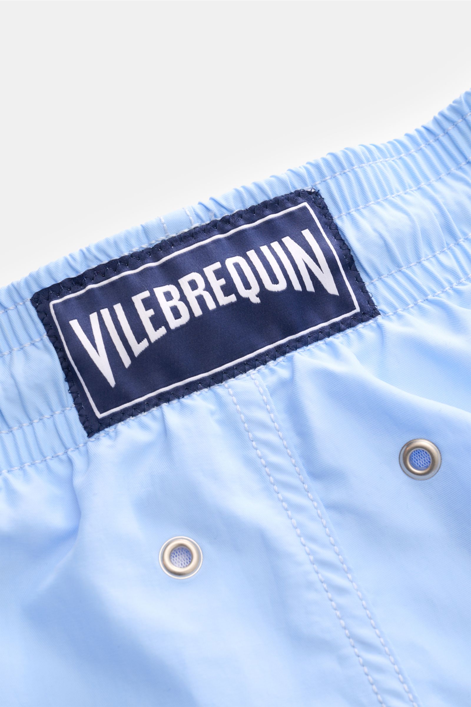 Vilebrequin Badeshorts 'Moorea' hellblau aus Microfaser, elastischer Bund, Entwässerungsösen, Detailaufnahme Rückseite mit VILEBREQUIN-Label.
