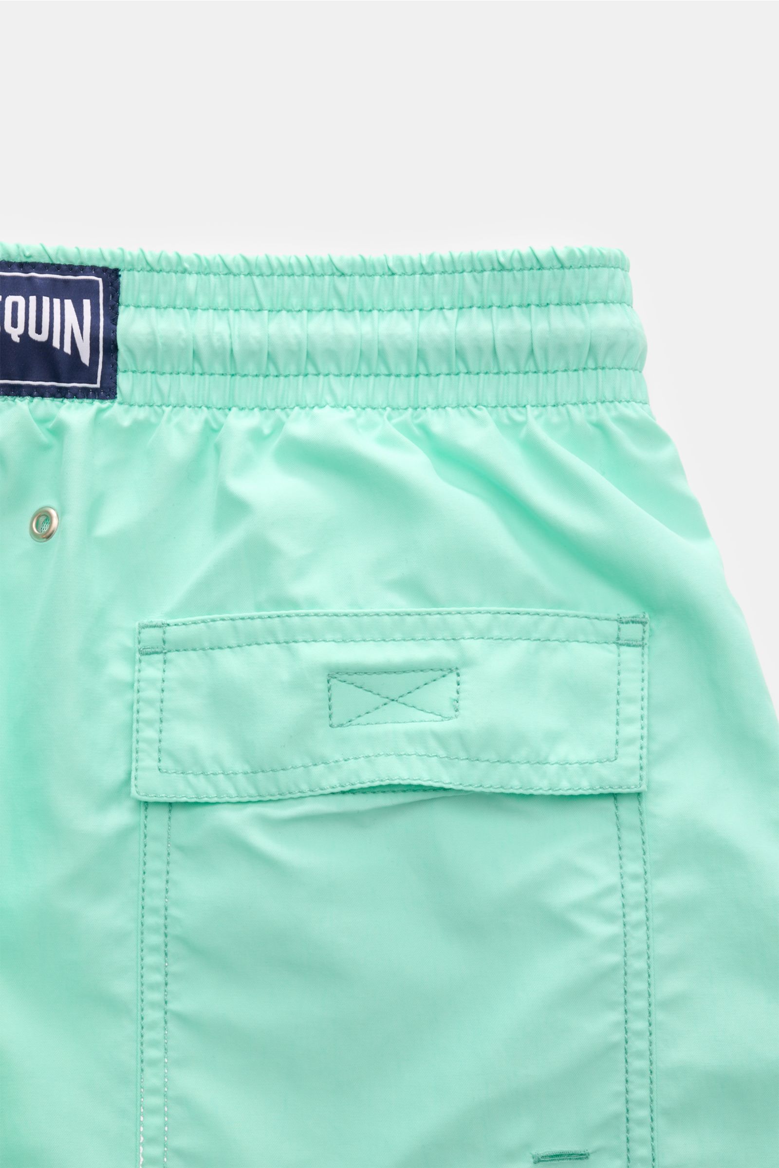 Nahaufnahme der Rückseite der mintgrünen Vilebrequin Badeshorts 'Moorea' aus hochwertiger Microfaser mit elastischem Bund, Gesäßtasche mit Klettverschluss und Entwässerungsösen.