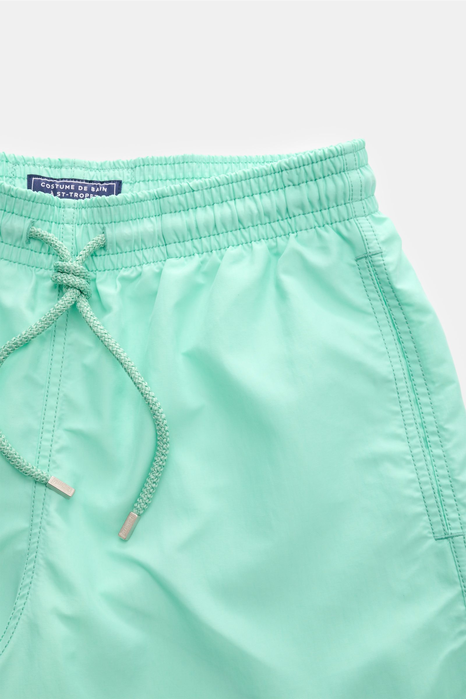 Vorderansicht der mintgrünen Vilebrequin Badeshorts 'Moorea' aus hochwertiger Microfaser mit elastischem Bund, Tunnelzug und Taschen.