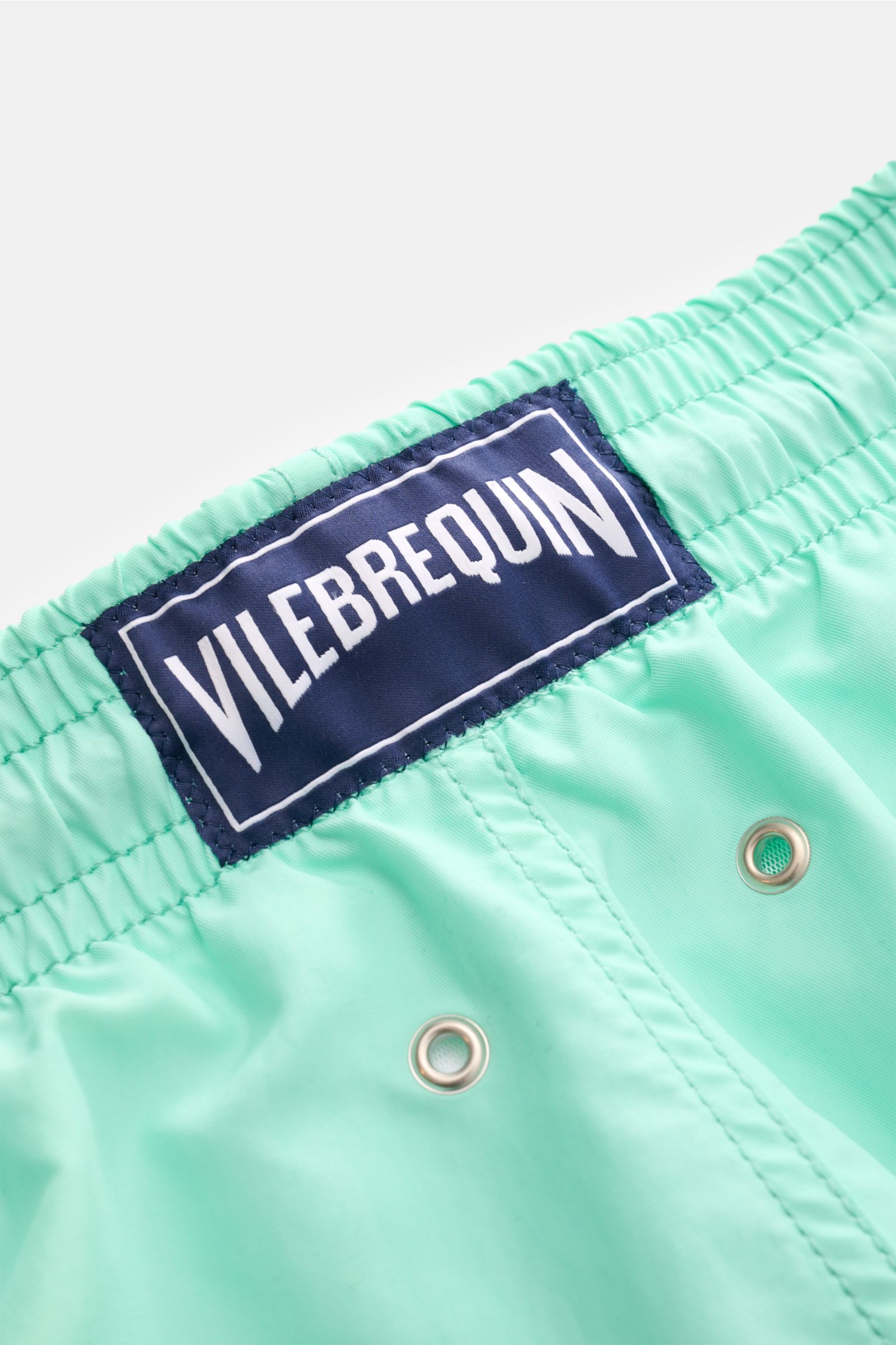 Nahaufnahme der Rückseite der mintgrünen Vilebrequin Badeshorts 'Moorea' aus leichter Microfaser mit elastischem Bund, Tunnelzug und VILEBREQUIN-Label.