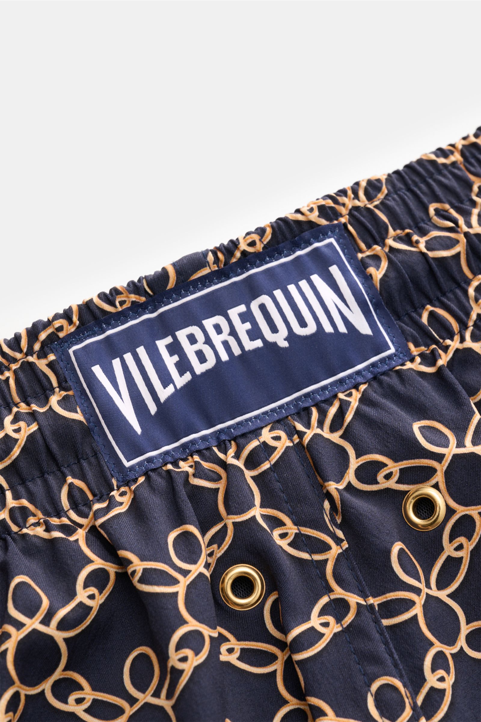 Nahaufnahme der Vilebrequin Badeshorts 'Moorise' dark navy/beige gemustert von hinten oben, mit elastischem Bund, Tunnelzug, VILEBREQUIN-Label, Entwässerungsösen.