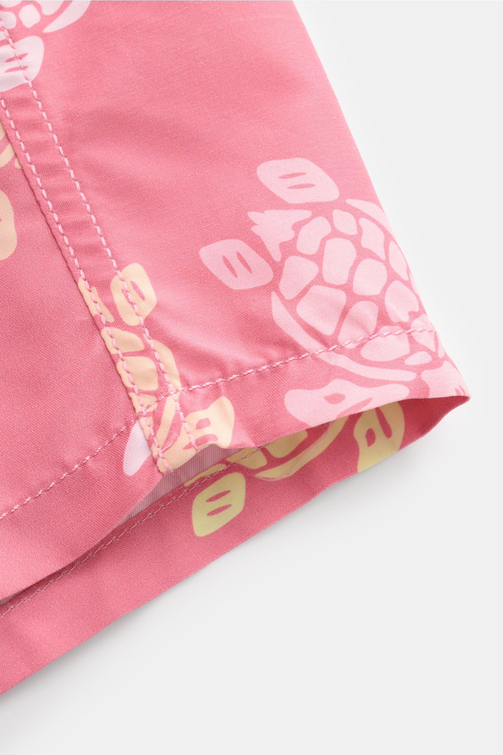 Vilebrequin Swim shorts 'Moorea' rose/mint/yellow patterned close-up from the side showing high-quality microfibre fabric. The swim shorts 'Moorea' by VILEBREQUIN feature a distinctive print and are made of high-quality, quick-drying microfibre – perfect 