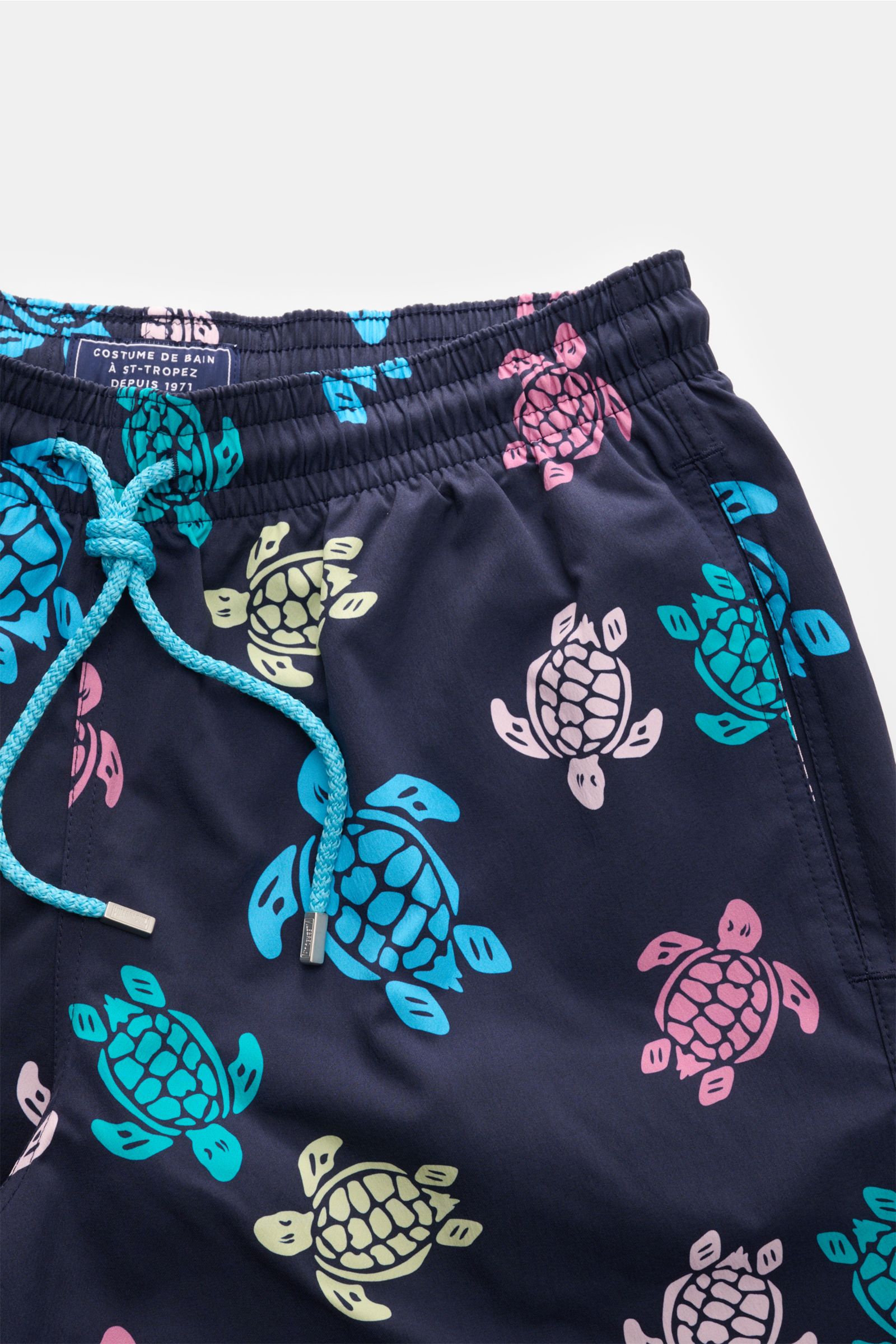 Vilebrequin Badeshorts 'Moorea' navy/blau/rosé gemustert, Frontansicht, elastischer Bund, Tunnelzug, bunte Schildkröten, leichte Microfaser, Regular Fit.